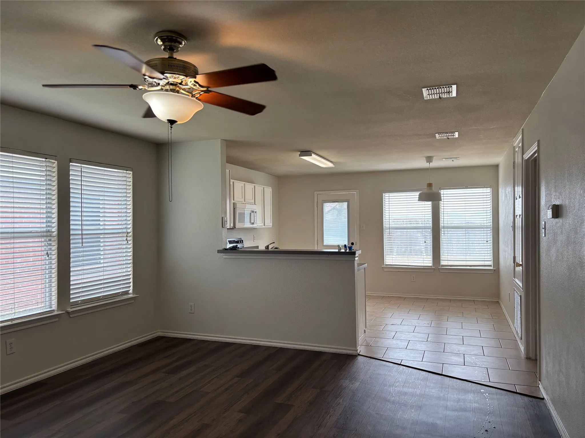 Single Family Residence For Rent in Collin County , 2711 Prairie Creek Drive, Mc Kinney, Texas 75071, 3 Bedroom, 2 Bathroom, 2 Garage spaces, 1,249 Sqft, built in 1999, mls#21377887, Real Estate Agent in Mc Kinney, Homes For Rent in Collin county, Homes For Rent in Mc Kinney, Realtor in Mc Kinney Texas, Real Estate Brokerage Independent Realty Texas, Luminita Cordes Realtor