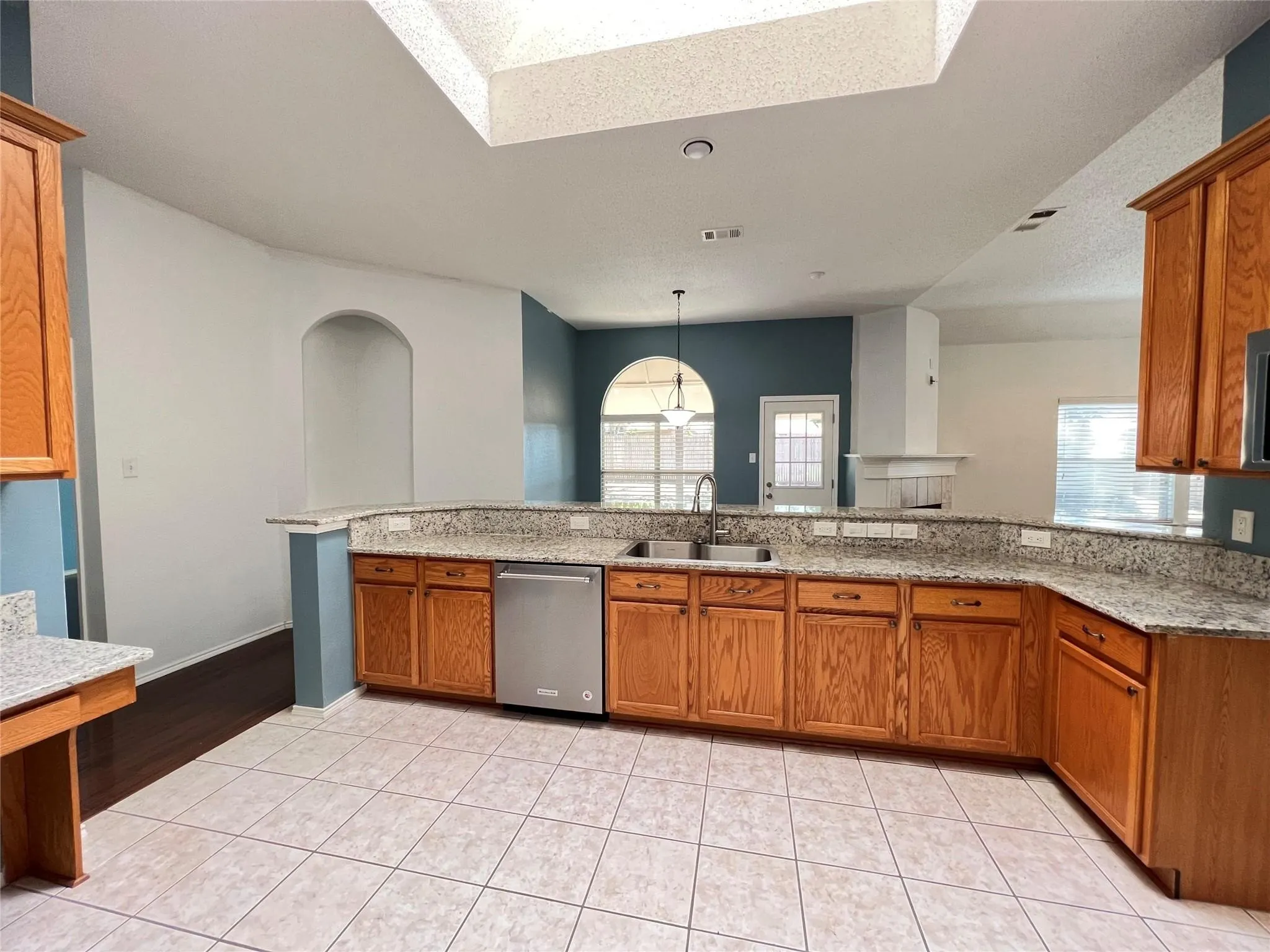 Single Family Residence For Rent in Dallas County , 429 N Waterford Oaks Drive, Cedar Hill, Texas 75104, 3 Bedroom, 2 Bathroom, 2 Garage spaces, 2,276 Sqft, built in 2002, mls#21377891, Real Estate Agent in Cedar Hill, Homes For Rent in Dallas county, Homes For Rent in Cedar Hill, Realtor in Cedar Hill Texas, Real Estate Brokerage Independent Realty Texas, Luminita Cordes Realtor