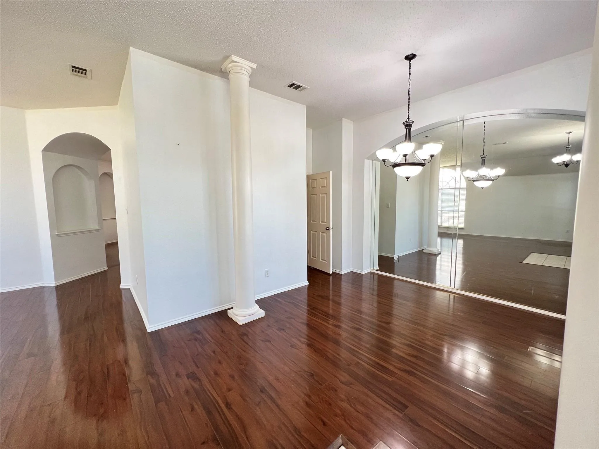 Single Family Residence For Rent in Dallas County , 429 N Waterford Oaks Drive, Cedar Hill, Texas 75104, 3 Bedroom, 2 Bathroom, 2 Garage spaces, 2,276 Sqft, built in 2002, mls#21377891, Real Estate Agent in Cedar Hill, Homes For Rent in Dallas county, Homes For Rent in Cedar Hill, Realtor in Cedar Hill Texas, Real Estate Brokerage Independent Realty Texas, Luminita Cordes Realtor