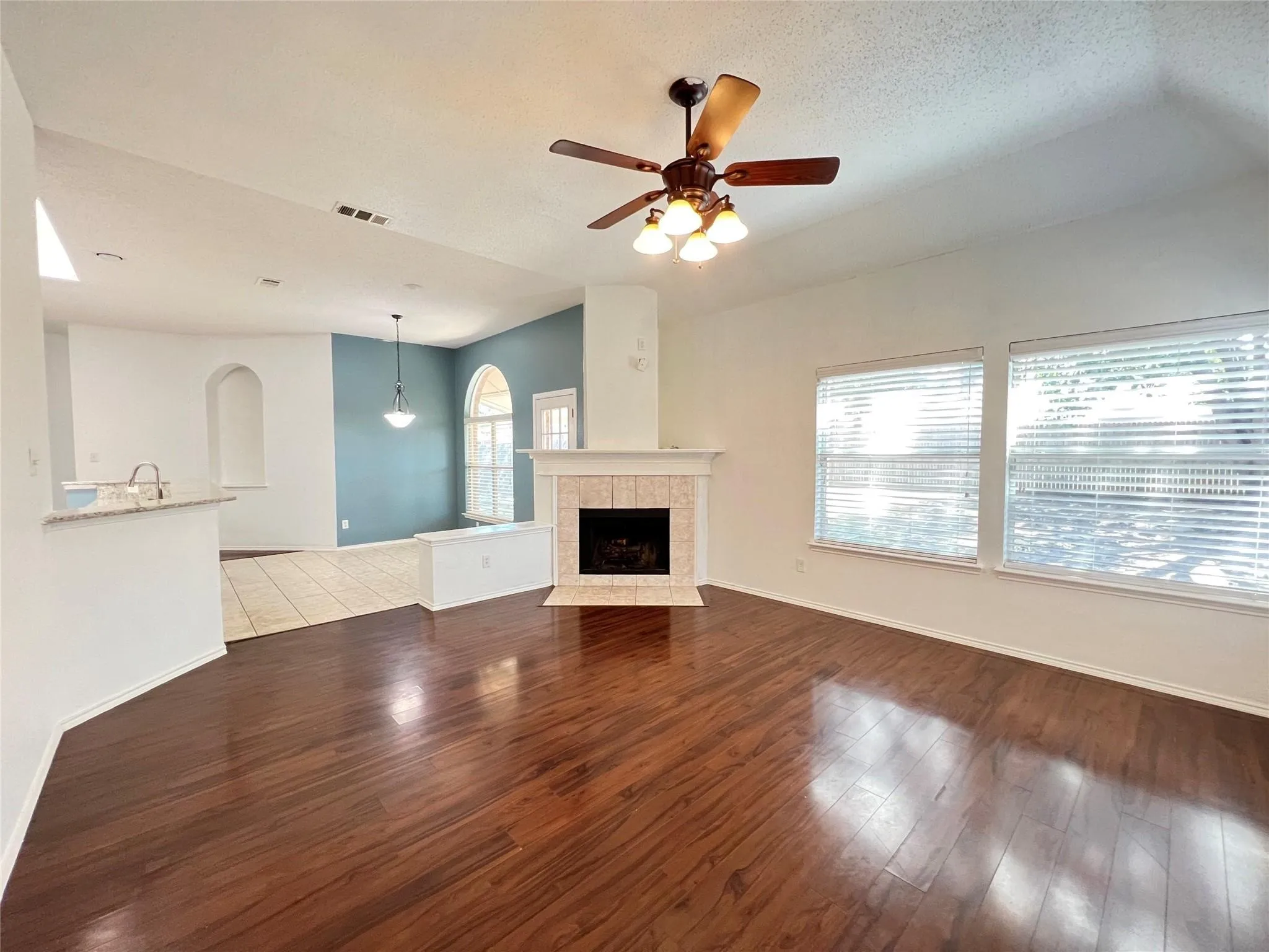 Single Family Residence For Rent in Dallas County , 429 N Waterford Oaks Drive, Cedar Hill, Texas 75104, 3 Bedroom, 2 Bathroom, 2 Garage spaces, 2,276 Sqft, built in 2002, mls#21377891, Real Estate Agent in Cedar Hill, Homes For Rent in Dallas county, Homes For Rent in Cedar Hill, Realtor in Cedar Hill Texas, Real Estate Brokerage Independent Realty Texas, Luminita Cordes Realtor