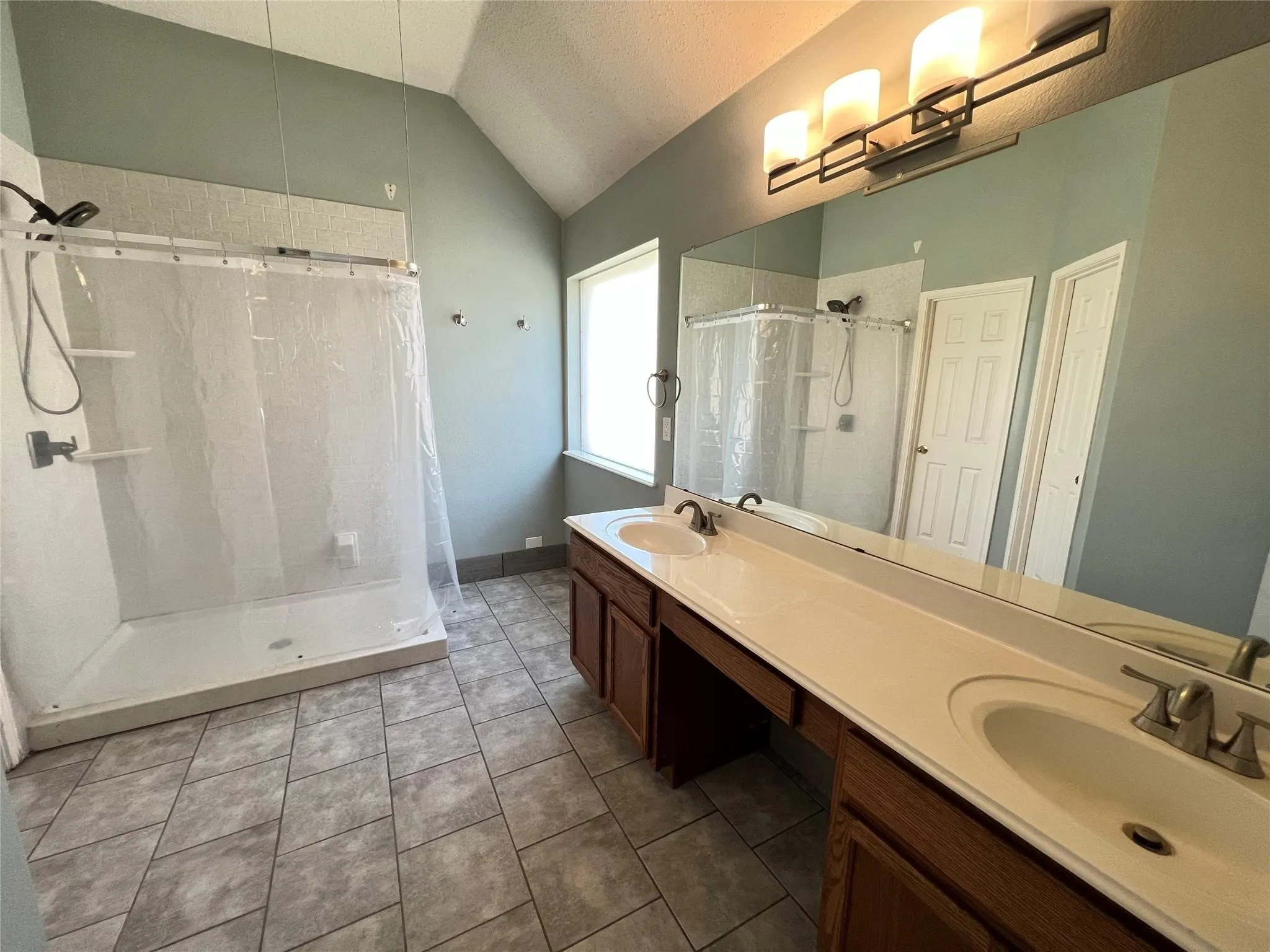 Single Family Residence For Rent in Dallas County , 429 N Waterford Oaks Drive, Cedar Hill, Texas 75104, 3 Bedroom, 2 Bathroom, 2 Garage spaces, 2,276 Sqft, built in 2002, mls#21377891, Real Estate Agent in Cedar Hill, Homes For Rent in Dallas county, Homes For Rent in Cedar Hill, Realtor in Cedar Hill Texas, Real Estate Brokerage Independent Realty Texas, Luminita Cordes Realtor