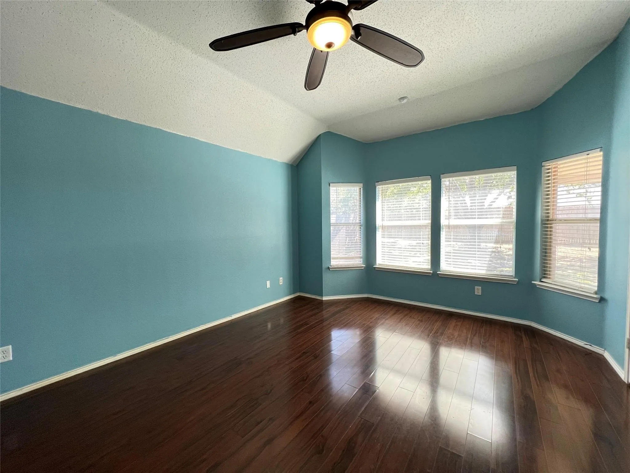 Single Family Residence For Rent in Dallas County , 429 N Waterford Oaks Drive, Cedar Hill, Texas 75104, 3 Bedroom, 2 Bathroom, 2 Garage spaces, 2,276 Sqft, built in 2002, mls#21377891, Real Estate Agent in Cedar Hill, Homes For Rent in Dallas county, Homes For Rent in Cedar Hill, Realtor in Cedar Hill Texas, Real Estate Brokerage Independent Realty Texas, Luminita Cordes Realtor