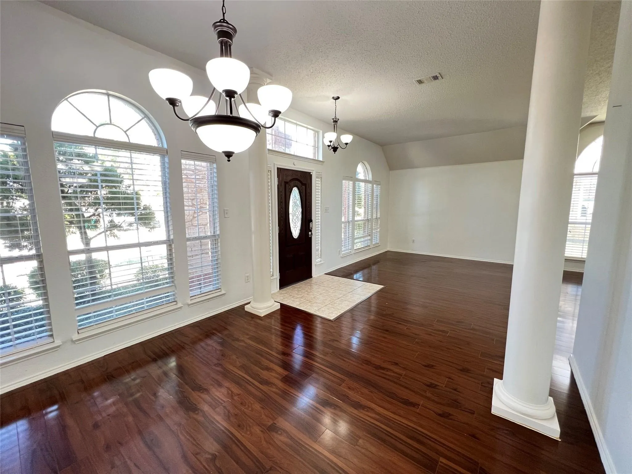 Single Family Residence For Rent in Dallas County , 429 N Waterford Oaks Drive, Cedar Hill, Texas 75104, 3 Bedroom, 2 Bathroom, 2 Garage spaces, 2,276 Sqft, built in 2002, mls#21377891, Real Estate Agent in Cedar Hill, Homes For Rent in Dallas county, Homes For Rent in Cedar Hill, Realtor in Cedar Hill Texas, Real Estate Brokerage Independent Realty Texas, Luminita Cordes Realtor
