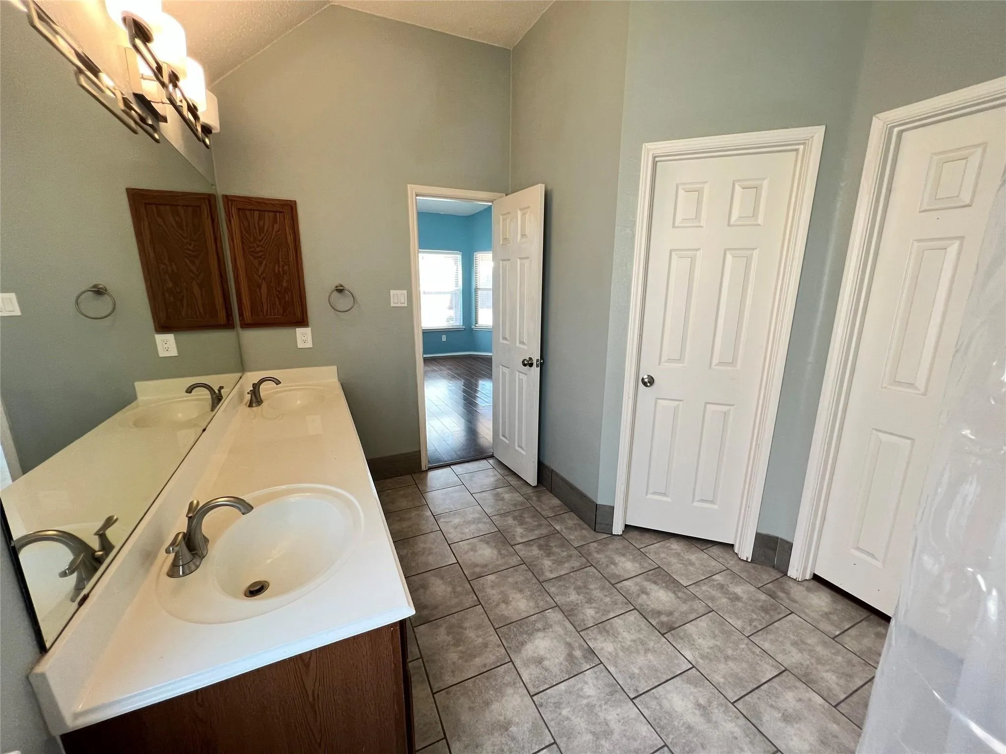 Single Family Residence For Rent in Dallas County , 429 N Waterford Oaks Drive, Cedar Hill, Texas 75104, 3 Bedroom, 2 Bathroom, 2 Garage spaces, 2,276 Sqft, built in 2002, mls#21377891, Real Estate Agent in Cedar Hill, Homes For Rent in Dallas county, Homes For Rent in Cedar Hill, Realtor in Cedar Hill Texas, Real Estate Brokerage Independent Realty Texas, Luminita Cordes Realtor