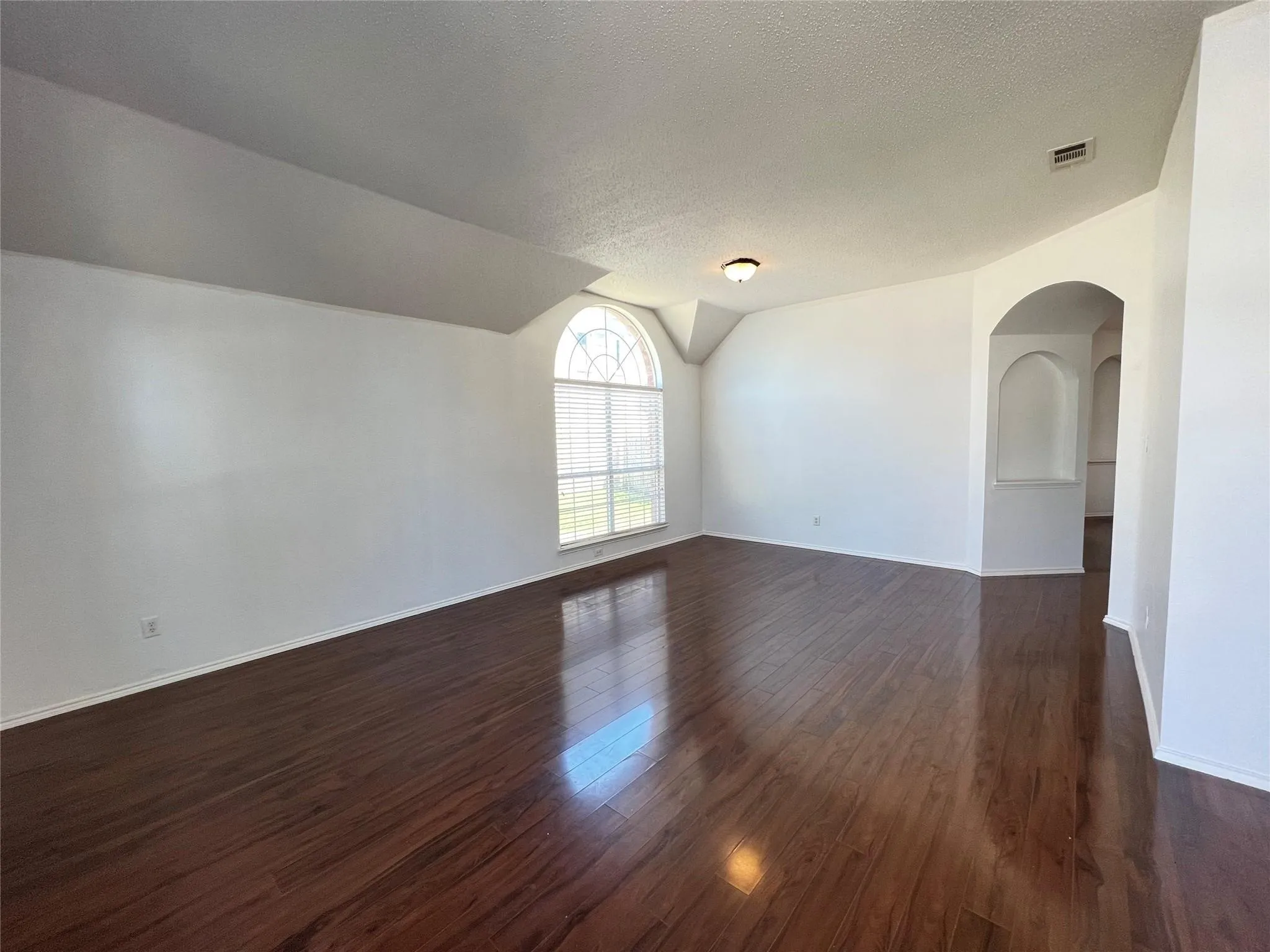 Single Family Residence For Rent in Dallas County , 429 N Waterford Oaks Drive, Cedar Hill, Texas 75104, 3 Bedroom, 2 Bathroom, 2 Garage spaces, 2,276 Sqft, built in 2002, mls#21377891, Real Estate Agent in Cedar Hill, Homes For Rent in Dallas county, Homes For Rent in Cedar Hill, Realtor in Cedar Hill Texas, Real Estate Brokerage Independent Realty Texas, Luminita Cordes Realtor