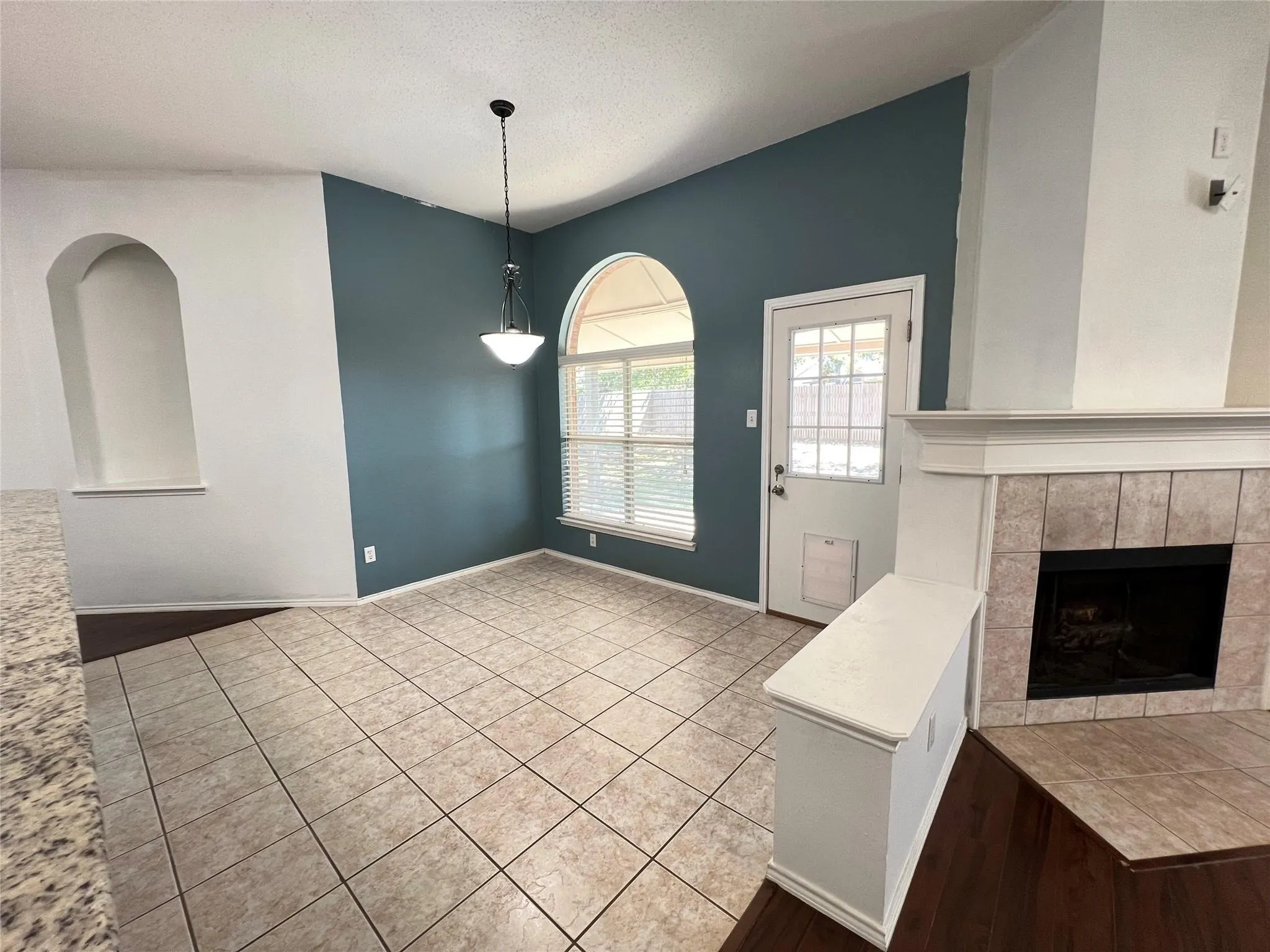 Single Family Residence For Rent in Dallas County , 429 N Waterford Oaks Drive, Cedar Hill, Texas 75104, 3 Bedroom, 2 Bathroom, 2 Garage spaces, 2,276 Sqft, built in 2002, mls#21377891, Real Estate Agent in Cedar Hill, Homes For Rent in Dallas county, Homes For Rent in Cedar Hill, Realtor in Cedar Hill Texas, Real Estate Brokerage Independent Realty Texas, Luminita Cordes Realtor