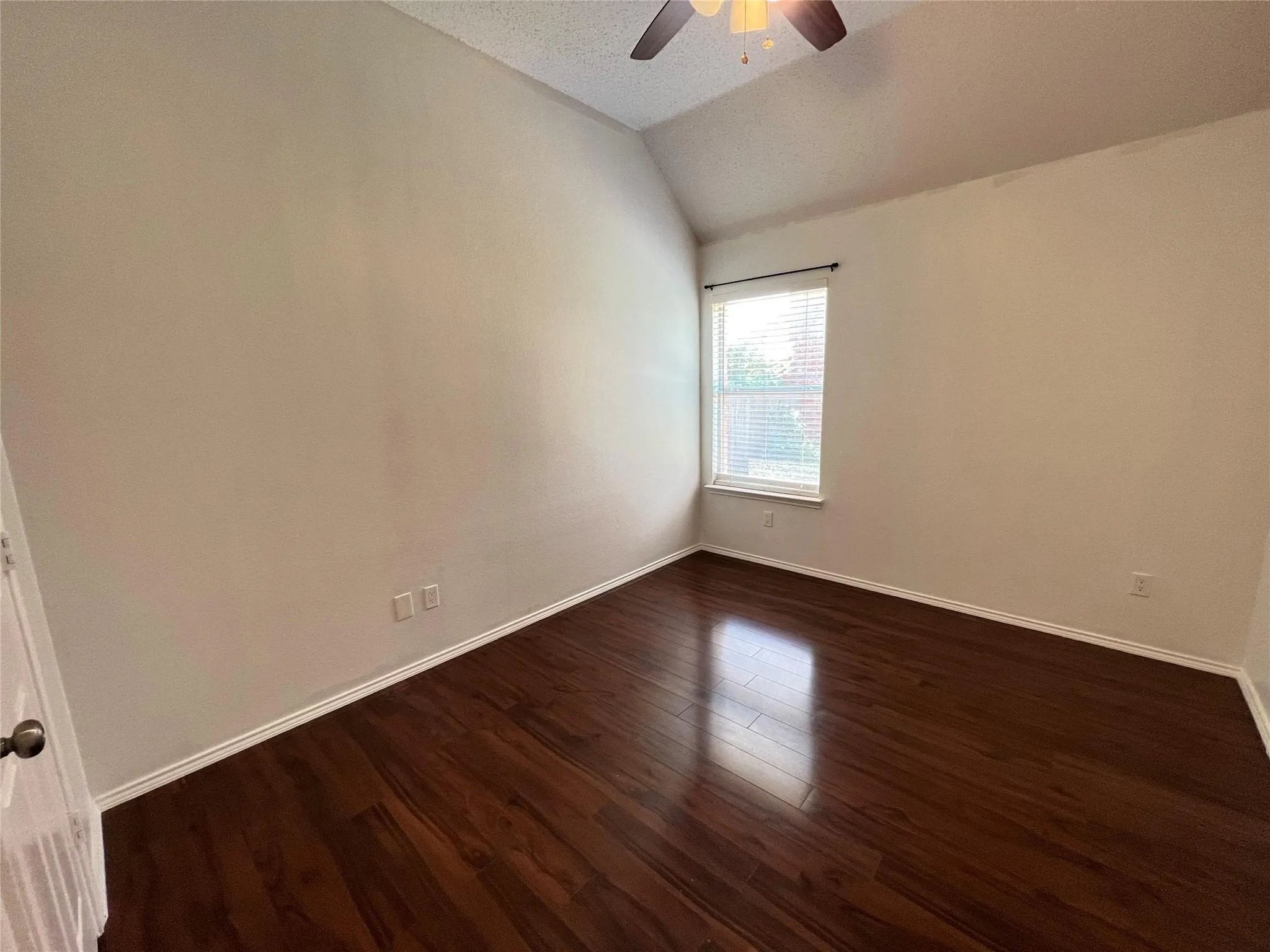 Single Family Residence For Rent in Dallas County , 429 N Waterford Oaks Drive, Cedar Hill, Texas 75104, 3 Bedroom, 2 Bathroom, 2 Garage spaces, 2,276 Sqft, built in 2002, mls#21377891, Real Estate Agent in Cedar Hill, Homes For Rent in Dallas county, Homes For Rent in Cedar Hill, Realtor in Cedar Hill Texas, Real Estate Brokerage Independent Realty Texas, Luminita Cordes Realtor
