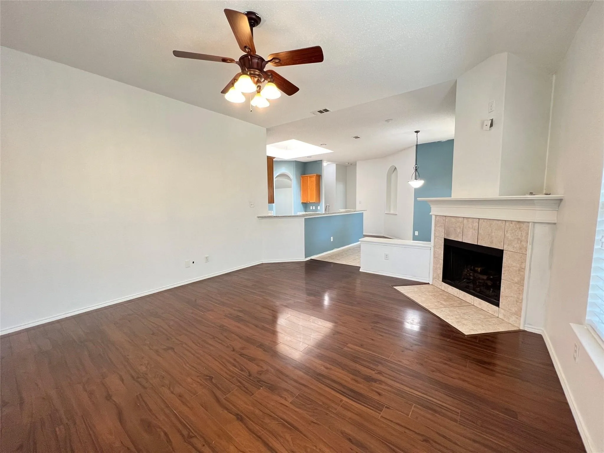 Single Family Residence For Rent in Dallas County , 429 N Waterford Oaks Drive, Cedar Hill, Texas 75104, 3 Bedroom, 2 Bathroom, 2 Garage spaces, 2,276 Sqft, built in 2002, mls#21377891, Real Estate Agent in Cedar Hill, Homes For Rent in Dallas county, Homes For Rent in Cedar Hill, Realtor in Cedar Hill Texas, Real Estate Brokerage Independent Realty Texas, Luminita Cordes Realtor