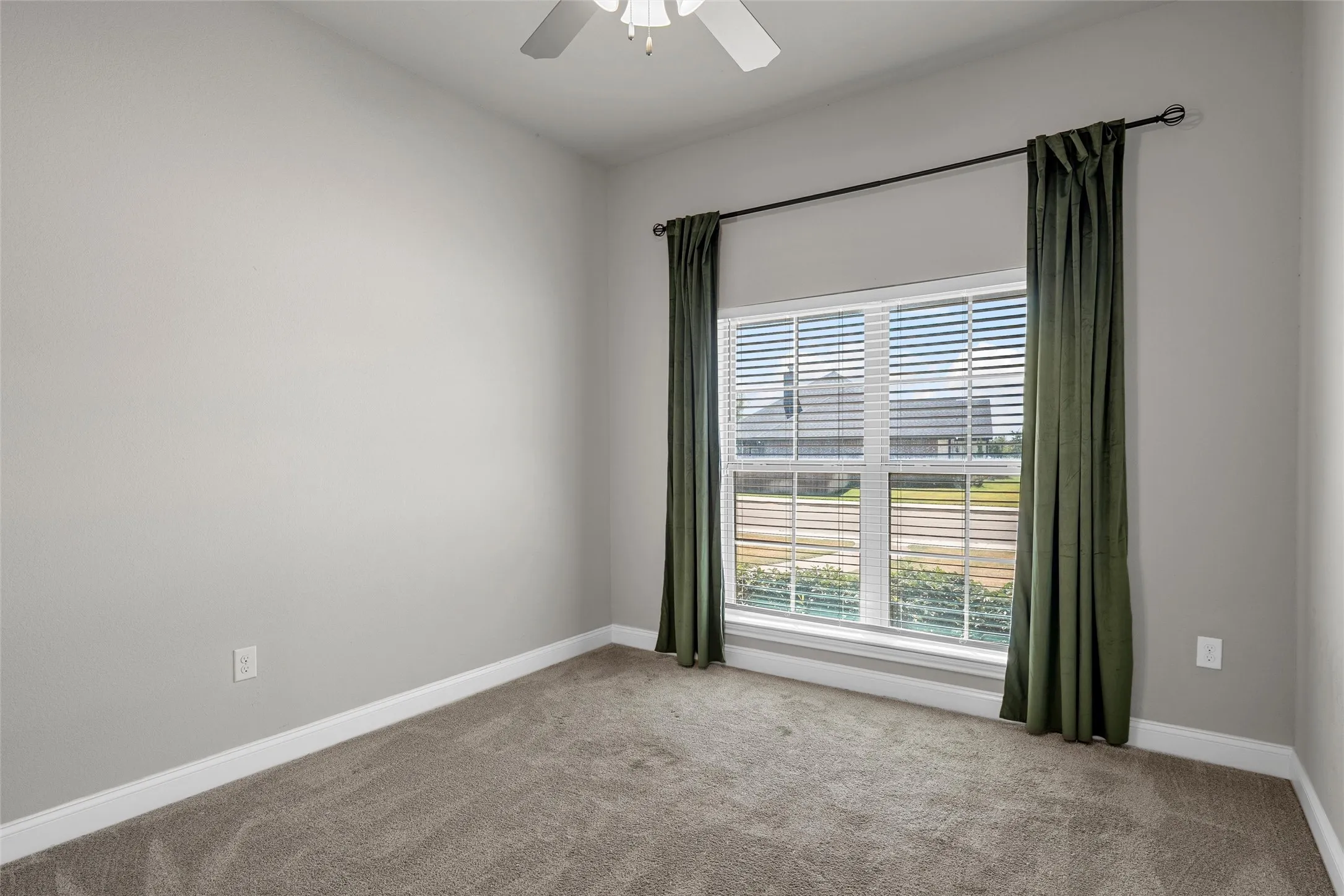 Single Family Residence For Sale in Mc Lennan County , 800 Gallant Fox Road, Hewitt, Texas 76643, 4 Bedroom, 3 Bathroom, 2 Garage spaces, 2,197 Sqft, built in 2020, mls#21377809, Real Estate Agent in Hewitt, Homes For Sale in Mc Lennan county, Homes For Sale in Hewitt, Realtor in Hewitt Texas, Real Estate Brokerage Independent Realty Texas, Luminita Cordes Realtor
