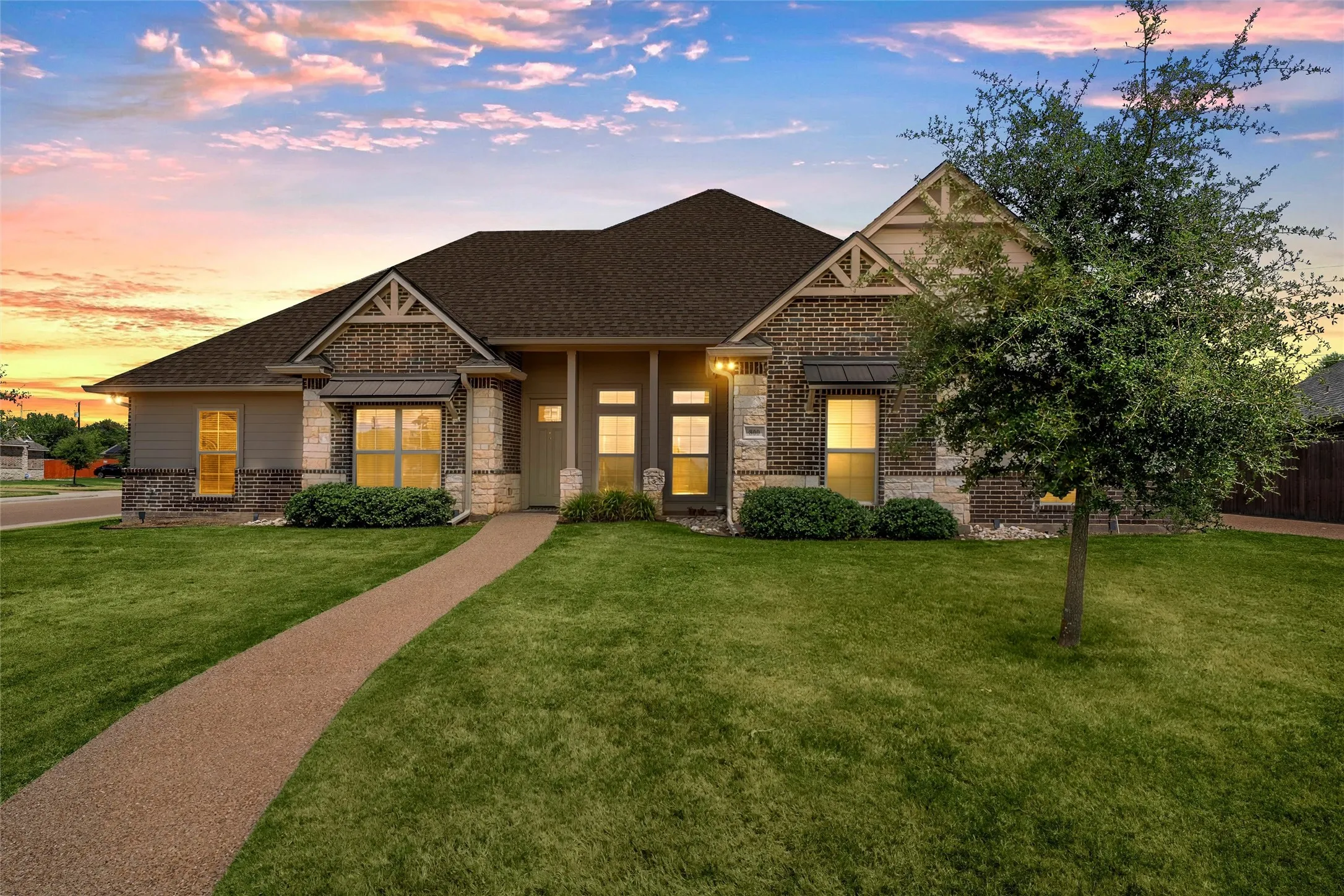 Single Family Residence For Sale in Mc Lennan County , 800 Gallant Fox Road, Hewitt, Texas 76643, 4 Bedroom, 3 Bathroom, 2 Garage spaces, 2,197 Sqft, built in 2020, mls#21377809, Real Estate Agent in Hewitt, Homes For Sale in Mc Lennan county, Homes For Sale in Hewitt, Realtor in Hewitt Texas, Real Estate Brokerage Independent Realty Texas, Luminita Cordes Realtor