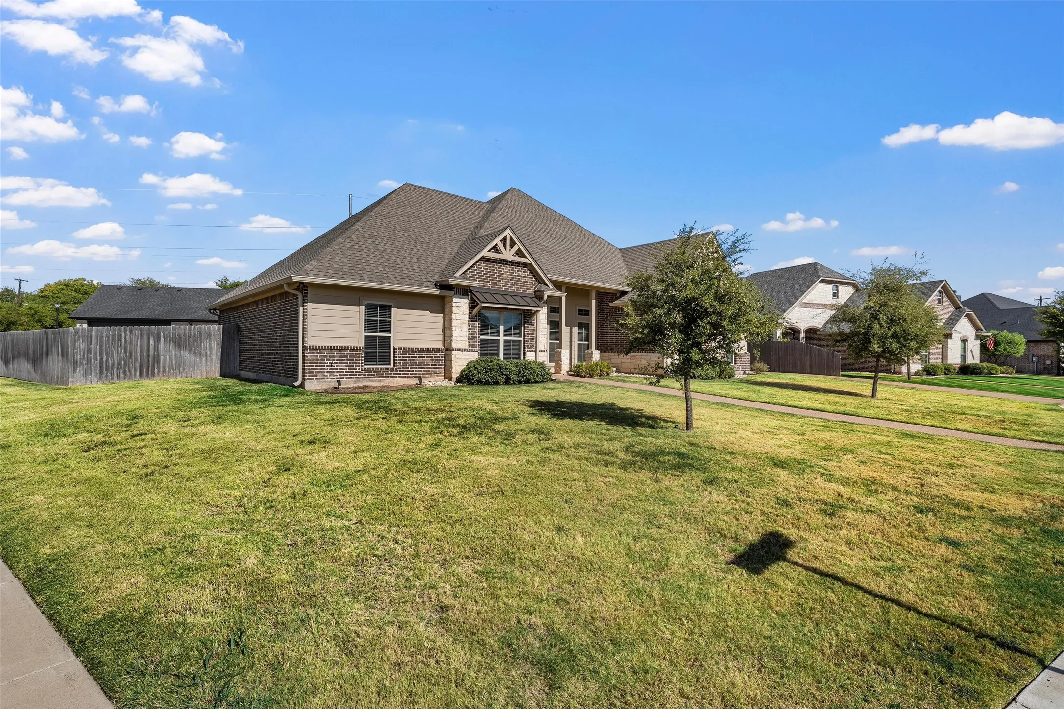 Single Family Residence For Sale in Mc Lennan County , 800 Gallant Fox Road, Hewitt, Texas 76643, 4 Bedroom, 3 Bathroom, 2 Garage spaces, 2,197 Sqft, built in 2020, mls#21377809, Real Estate Agent in Hewitt, Homes For Sale in Mc Lennan county, Homes For Sale in Hewitt, Realtor in Hewitt Texas, Real Estate Brokerage Independent Realty Texas, Luminita Cordes Realtor