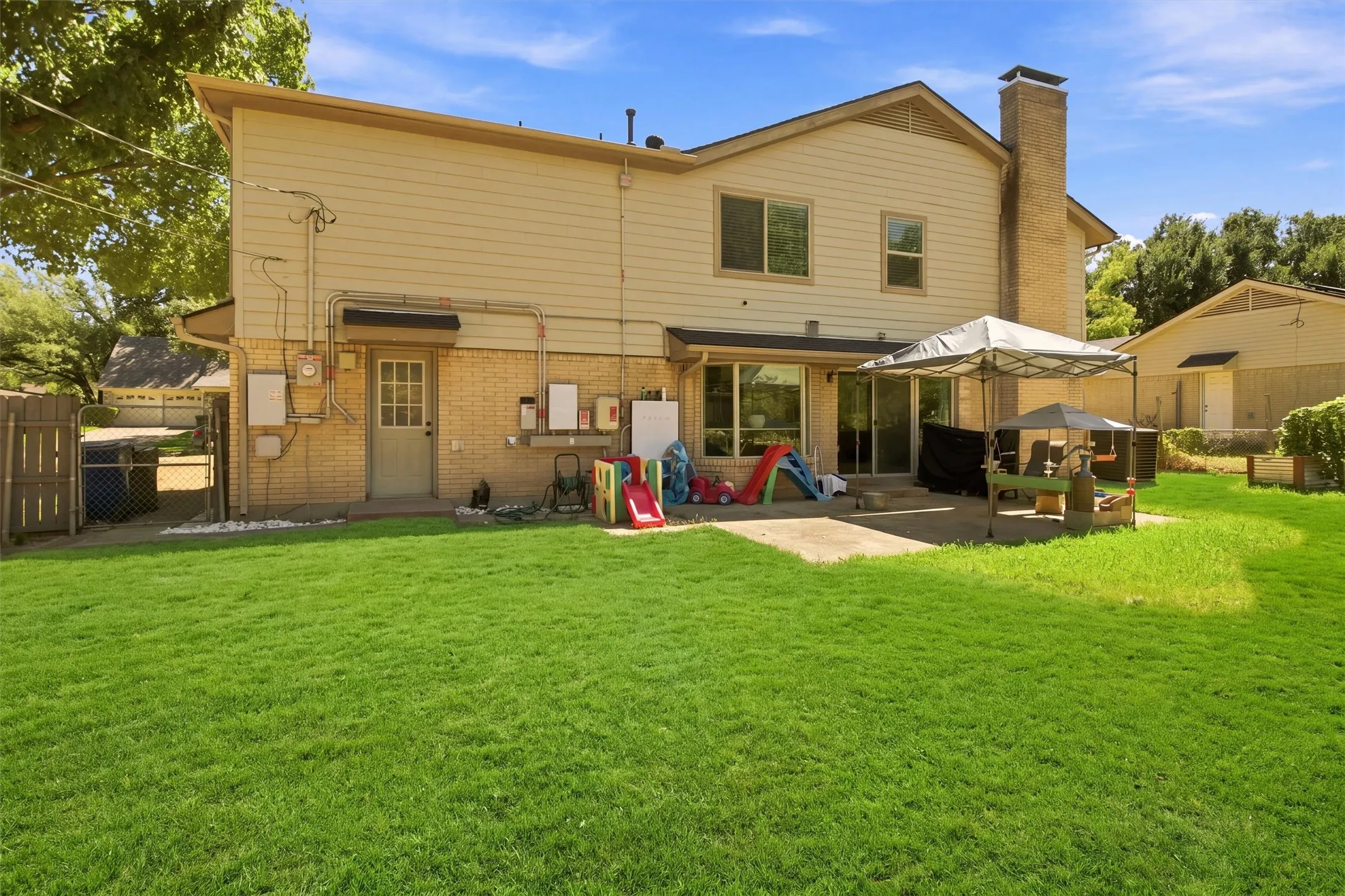 Single Family Residence For Sale in Dallas County , 12235 Treeview Lane, Farmers Branch, Texas 75234, 4 Bedroom, 4 Bathroom, 2 Garage spaces, 2,422 Sqft, built in 1963, mls#21377886, Real Estate Agent in Farmers Branch, Homes For Sale in Dallas county, Homes For Sale in Farmers Branch, Realtor in Farmers Branch Texas, Real Estate Brokerage Independent Realty Texas, Luminita Cordes Realtor