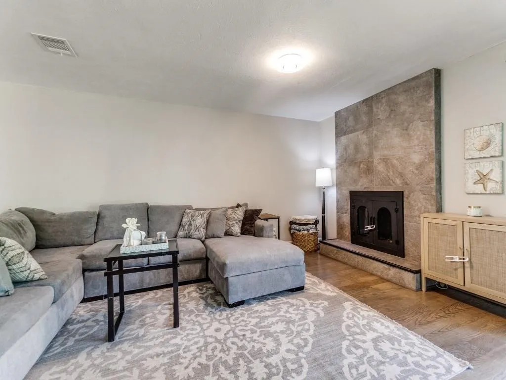 Single Family Residence For Sale in Dallas County , 12235 Treeview Lane, Farmers Branch, Texas 75234, 4 Bedroom, 4 Bathroom, 2 Garage spaces, 2,422 Sqft, built in 1963, mls#21377886, Real Estate Agent in Farmers Branch, Homes For Sale in Dallas county, Homes For Sale in Farmers Branch, Realtor in Farmers Branch Texas, Real Estate Brokerage Independent Realty Texas, Luminita Cordes Realtor