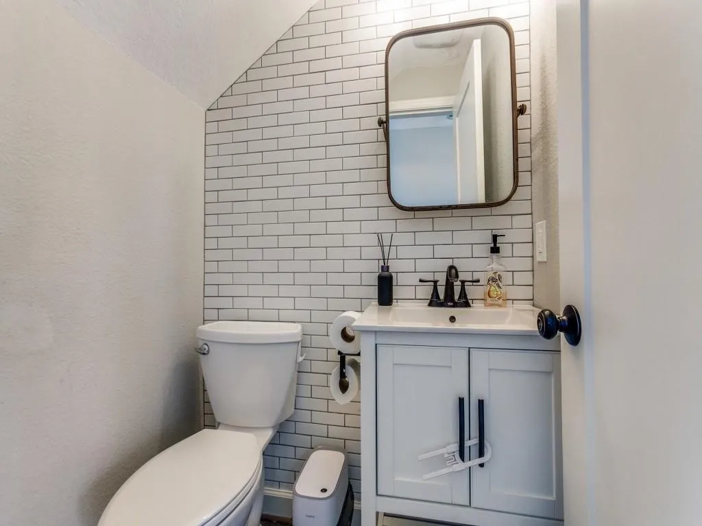 Single Family Residence For Sale in Dallas County , 12235 Treeview Lane, Farmers Branch, Texas 75234, 4 Bedroom, 4 Bathroom, 2 Garage spaces, 2,422 Sqft, built in 1963, mls#21377886, Real Estate Agent in Farmers Branch, Homes For Sale in Dallas county, Homes For Sale in Farmers Branch, Realtor in Farmers Branch Texas, Real Estate Brokerage Independent Realty Texas, Luminita Cordes Realtor