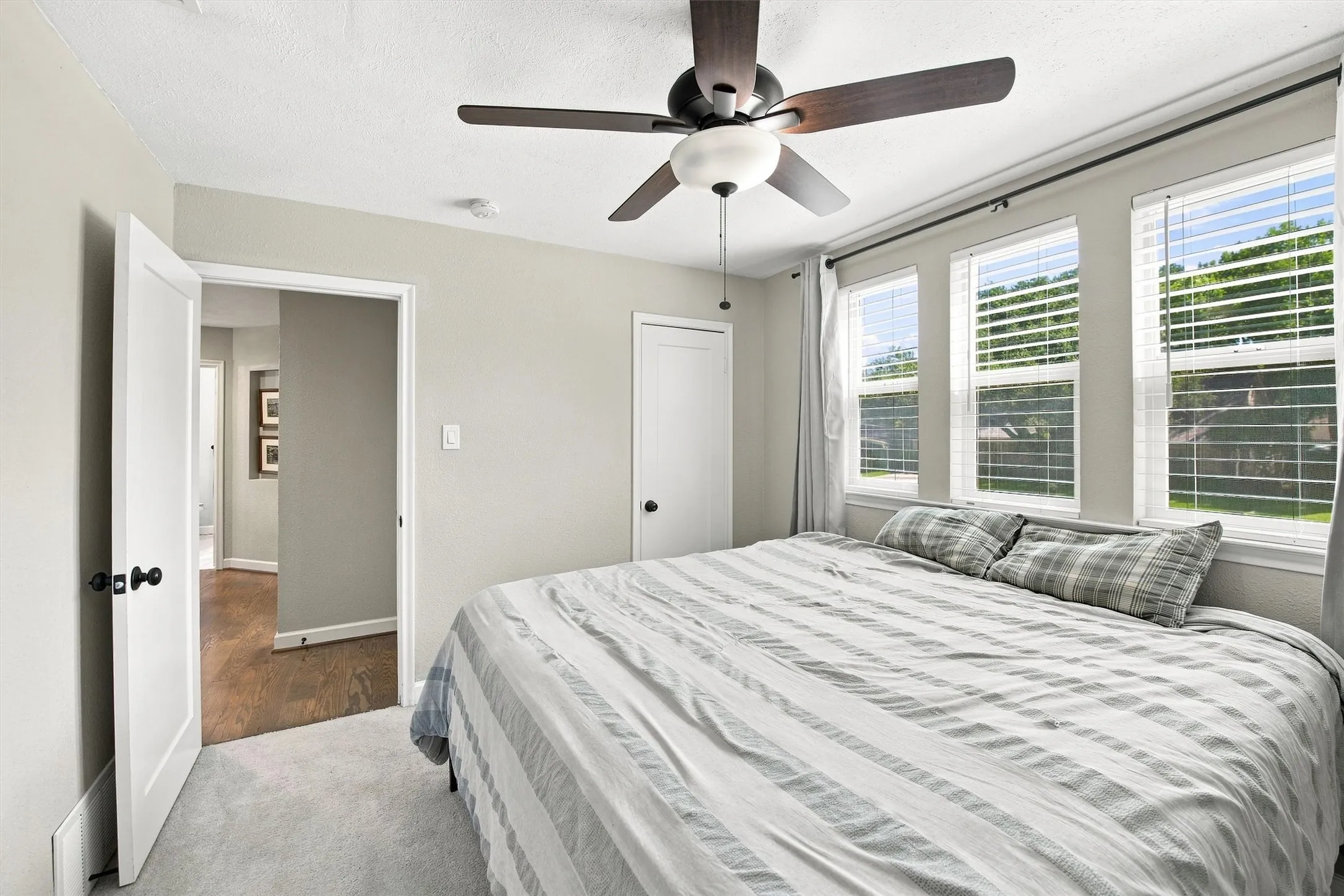 Single Family Residence For Sale in Dallas County , 12235 Treeview Lane, Farmers Branch, Texas 75234, 4 Bedroom, 4 Bathroom, 2 Garage spaces, 2,422 Sqft, built in 1963, mls#21377886, Real Estate Agent in Farmers Branch, Homes For Sale in Dallas county, Homes For Sale in Farmers Branch, Realtor in Farmers Branch Texas, Real Estate Brokerage Independent Realty Texas, Luminita Cordes Realtor