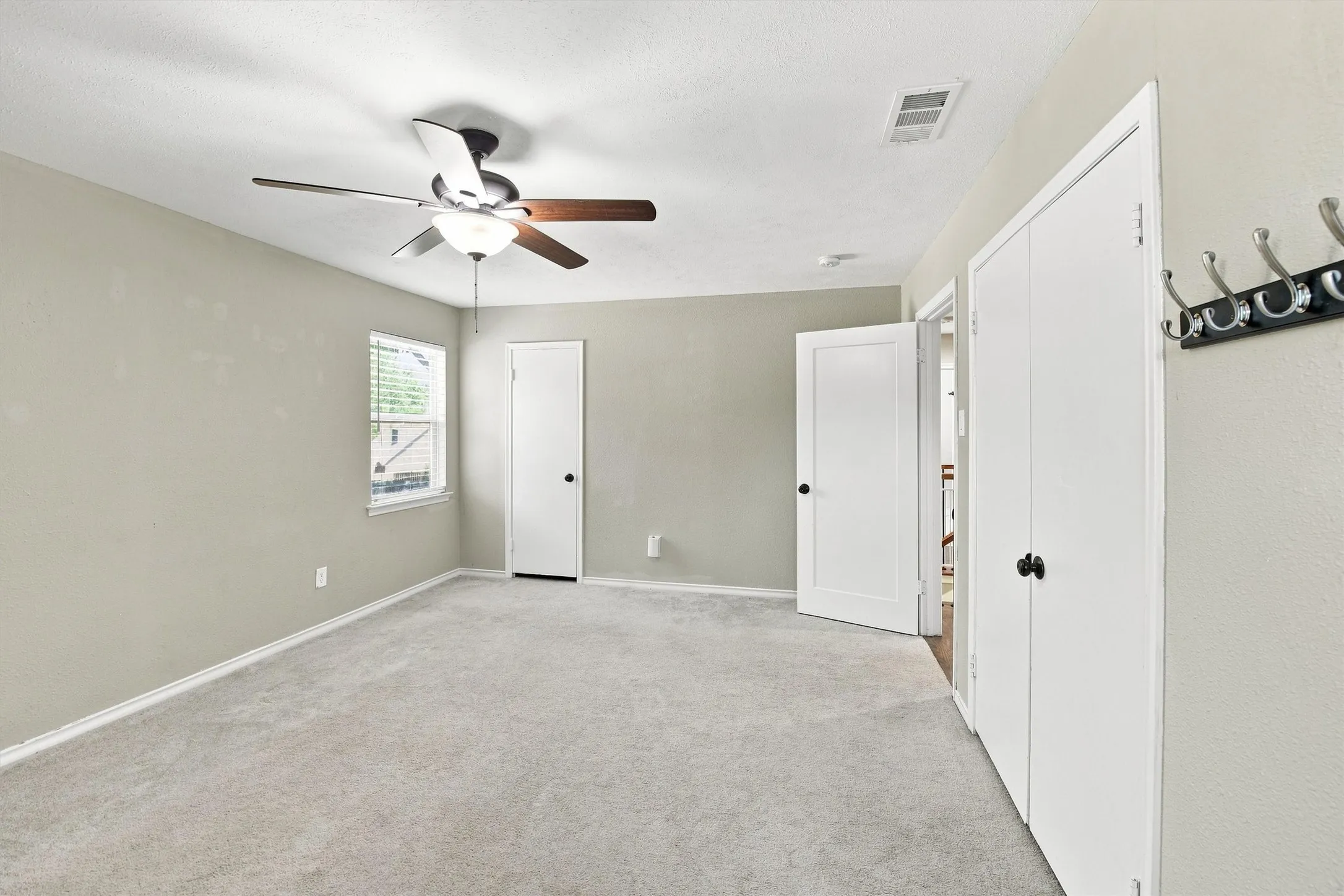 Single Family Residence For Sale in Dallas County , 12235 Treeview Lane, Farmers Branch, Texas 75234, 4 Bedroom, 4 Bathroom, 2 Garage spaces, 2,422 Sqft, built in 1963, mls#21377886, Real Estate Agent in Farmers Branch, Homes For Sale in Dallas county, Homes For Sale in Farmers Branch, Realtor in Farmers Branch Texas, Real Estate Brokerage Independent Realty Texas, Luminita Cordes Realtor