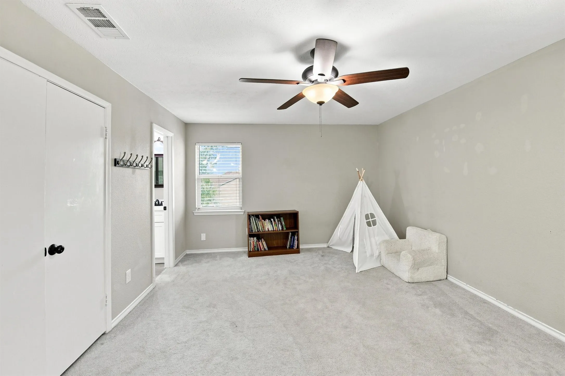 Single Family Residence For Sale in Dallas County , 12235 Treeview Lane, Farmers Branch, Texas 75234, 4 Bedroom, 4 Bathroom, 2 Garage spaces, 2,422 Sqft, built in 1963, mls#21377886, Real Estate Agent in Farmers Branch, Homes For Sale in Dallas county, Homes For Sale in Farmers Branch, Realtor in Farmers Branch Texas, Real Estate Brokerage Independent Realty Texas, Luminita Cordes Realtor