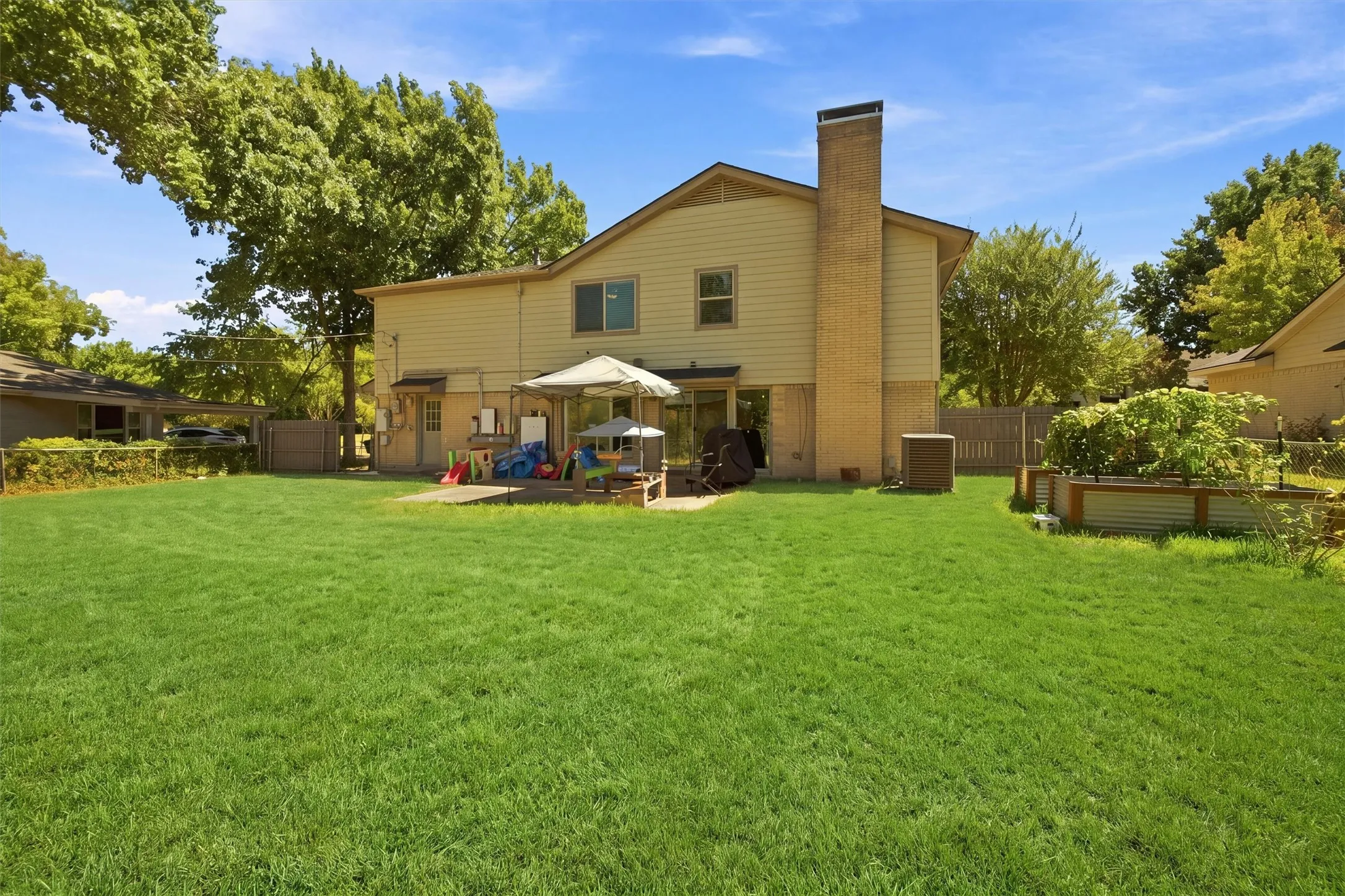 Single Family Residence For Sale in Dallas County , 12235 Treeview Lane, Farmers Branch, Texas 75234, 4 Bedroom, 4 Bathroom, 2 Garage spaces, 2,422 Sqft, built in 1963, mls#21377886, Real Estate Agent in Farmers Branch, Homes For Sale in Dallas county, Homes For Sale in Farmers Branch, Realtor in Farmers Branch Texas, Real Estate Brokerage Independent Realty Texas, Luminita Cordes Realtor