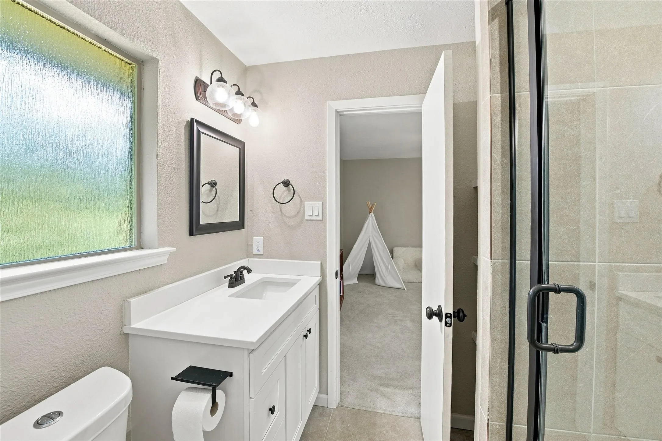 Single Family Residence For Sale in Dallas County , 12235 Treeview Lane, Farmers Branch, Texas 75234, 4 Bedroom, 4 Bathroom, 2 Garage spaces, 2,422 Sqft, built in 1963, mls#21377886, Real Estate Agent in Farmers Branch, Homes For Sale in Dallas county, Homes For Sale in Farmers Branch, Realtor in Farmers Branch Texas, Real Estate Brokerage Independent Realty Texas, Luminita Cordes Realtor
