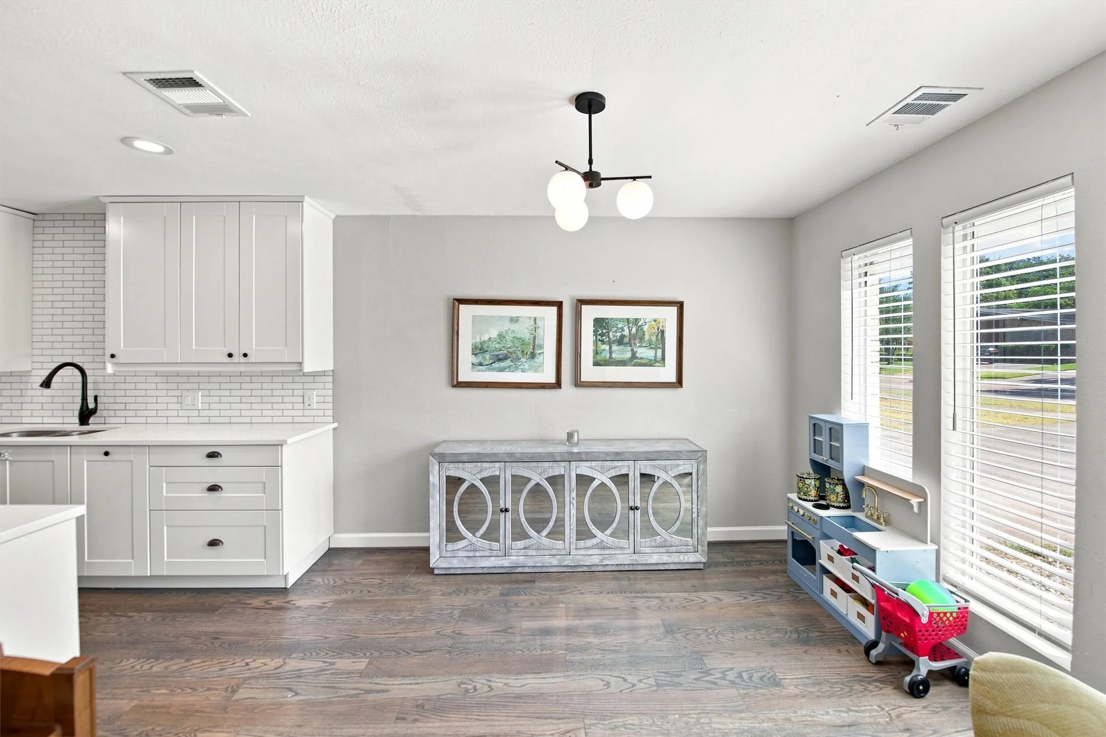Single Family Residence For Sale in Dallas County , 12235 Treeview Lane, Farmers Branch, Texas 75234, 4 Bedroom, 4 Bathroom, 2 Garage spaces, 2,422 Sqft, built in 1963, mls#21377886, Real Estate Agent in Farmers Branch, Homes For Sale in Dallas county, Homes For Sale in Farmers Branch, Realtor in Farmers Branch Texas, Real Estate Brokerage Independent Realty Texas, Luminita Cordes Realtor