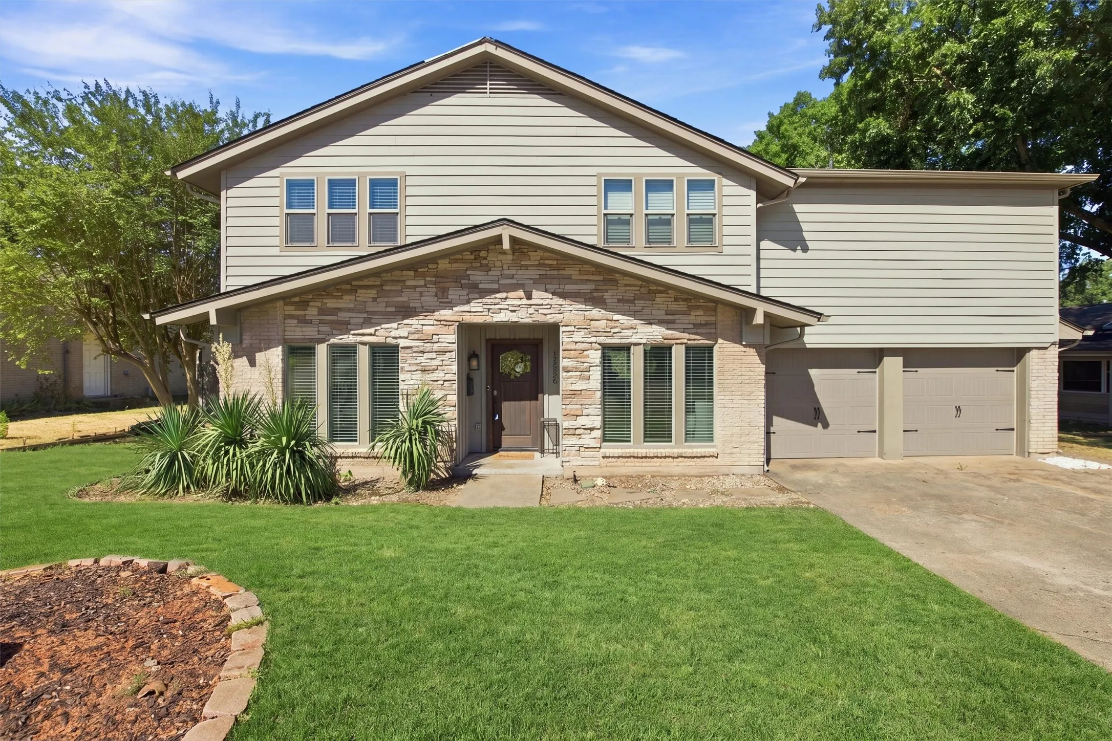 Single Family Residence For Sale in Dallas County , 12235 Treeview Lane, Farmers Branch, Texas 75234, 4 Bedroom, 4 Bathroom, 2 Garage spaces, 2,422 Sqft, built in 1963, mls#21377886, Real Estate Agent in Farmers Branch, Homes For Sale in Dallas county, Homes For Sale in Farmers Branch, Realtor in Farmers Branch Texas, Real Estate Brokerage Independent Realty Texas, Luminita Cordes Realtor