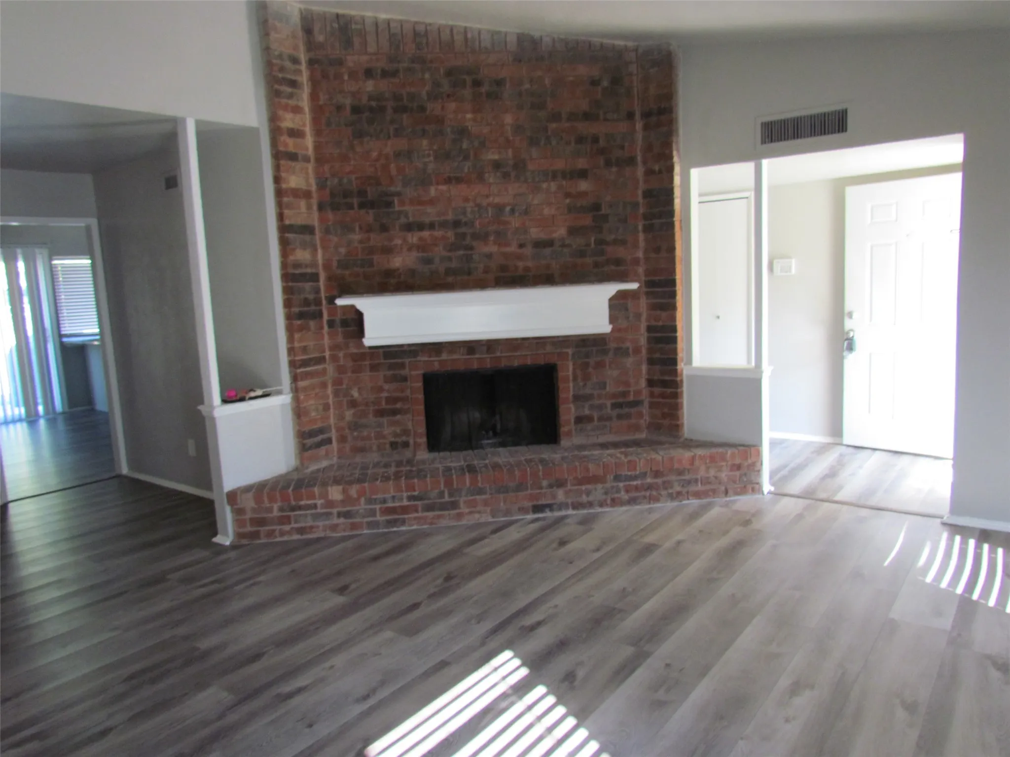 Single Family Residence For Rent in Rockwall County , 9214 Millwood Drive, Rowlett, Texas 75088, 3 Bedroom, 2 Bathroom, 2 Garage spaces, 1,748 Sqft, built in 1983, mls#21377627, Real Estate Agent in Rowlett, Homes For Rent in Rockwall county, Homes For Rent in Rowlett, Realtor in Rowlett Texas, Real Estate Brokerage Independent Realty Texas, Luminita Cordes Realtor