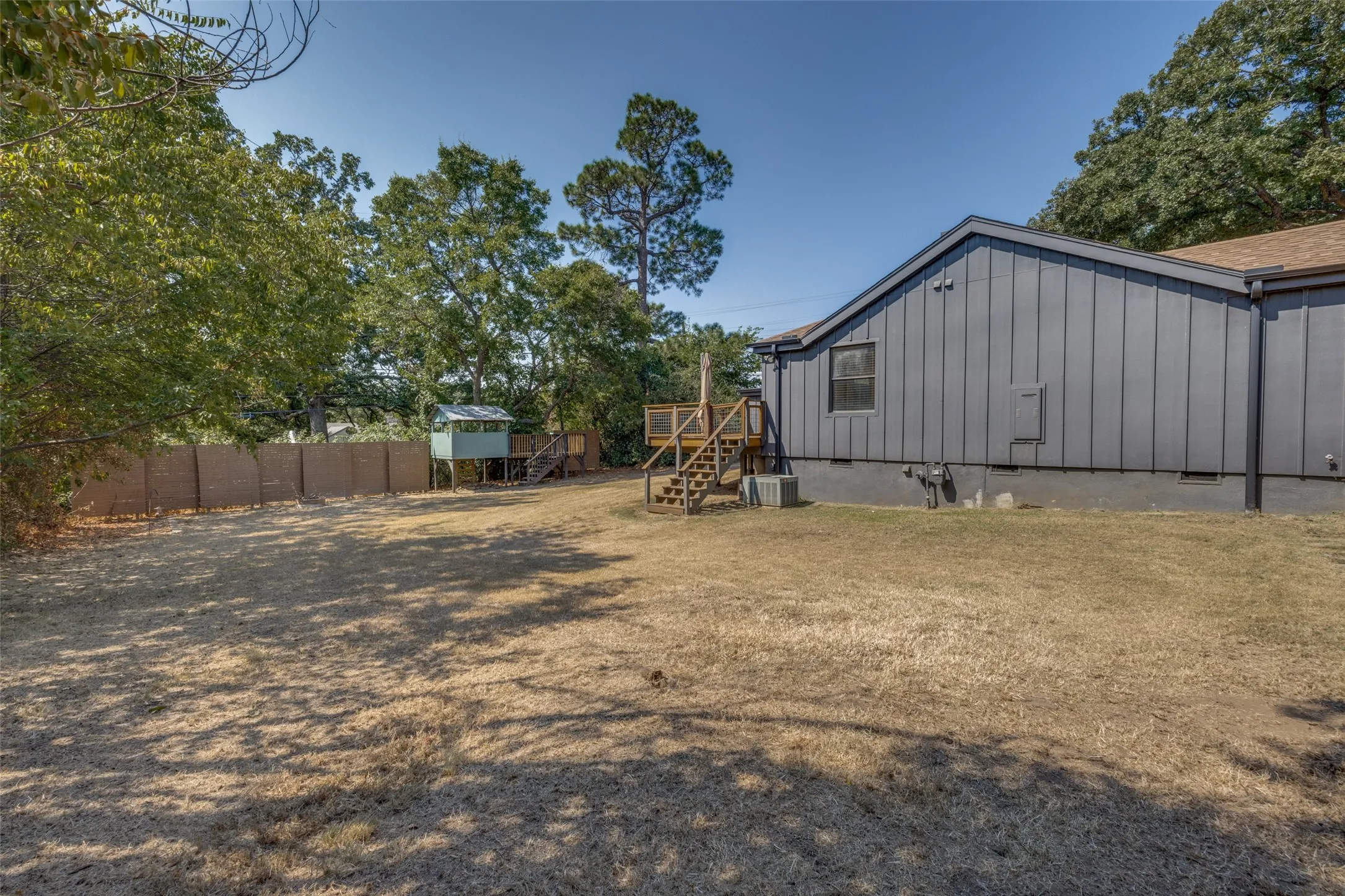 Single Family Residence For Sale in Grayson County , 1530 W Chestnut Street, Denison, Texas 75020, 2 Bedroom, 1 Bathroom, Garage spaces, 908 Sqft, built in 1940, mls#21365141, Real Estate Agent in Denison, Homes For Sale in Grayson county, Homes For Sale in Denison, Realtor in Denison Texas, Real Estate Brokerage Independent Realty Texas, Luminita Cordes Realtor