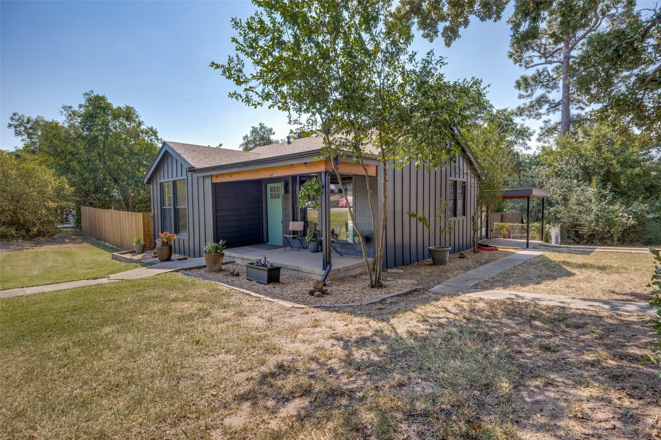 Single Family Residence For Sale in Grayson County , 1530 W Chestnut Street, Denison, Texas 75020, 2 Bedroom, 1 Bathroom, Garage spaces, 908 Sqft, built in 1940, mls#21365141, Real Estate Agent in Denison, Homes For Sale in Grayson county, Homes For Sale in Denison, Realtor in Denison Texas, Real Estate Brokerage Independent Realty Texas, Luminita Cordes Realtor
