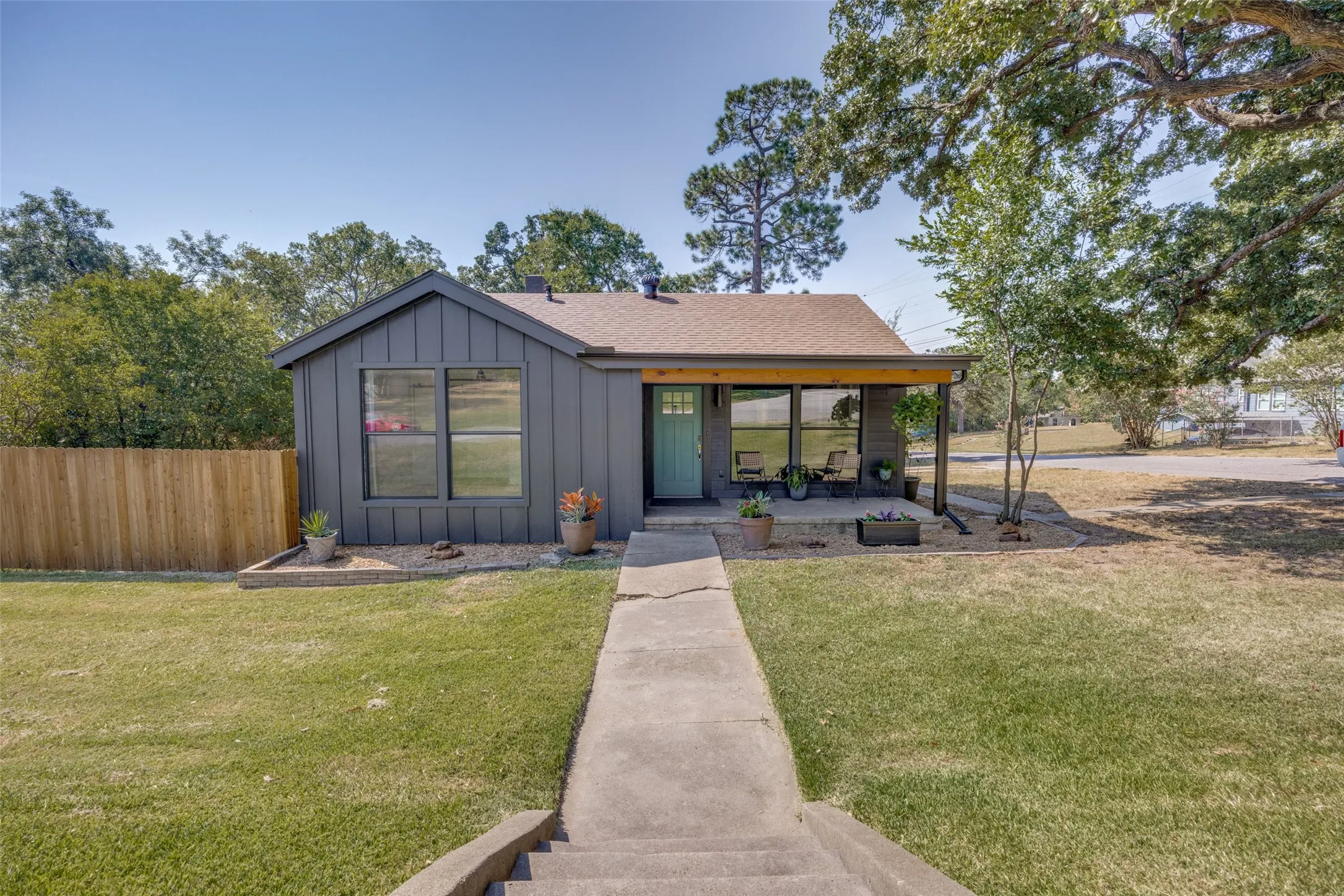 Single Family Residence For Sale in Grayson County , 1530 W Chestnut Street, Denison, Texas 75020, 2 Bedroom, 1 Bathroom, Garage spaces, 908 Sqft, built in 1940, mls#21365141, Real Estate Agent in Denison, Homes For Sale in Grayson county, Homes For Sale in Denison, Realtor in Denison Texas, Real Estate Brokerage Independent Realty Texas, Luminita Cordes Realtor