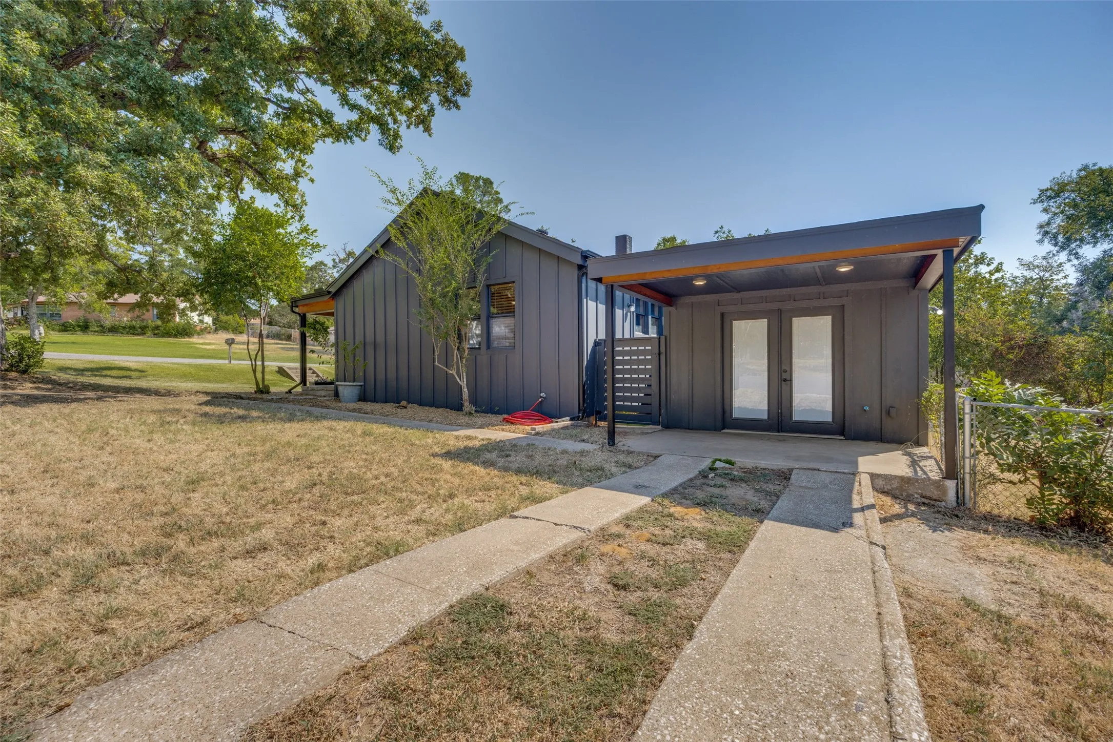 Single Family Residence For Sale in Grayson County , 1530 W Chestnut Street, Denison, Texas 75020, 2 Bedroom, 1 Bathroom, Garage spaces, 908 Sqft, built in 1940, mls#21365141, Real Estate Agent in Denison, Homes For Sale in Grayson county, Homes For Sale in Denison, Realtor in Denison Texas, Real Estate Brokerage Independent Realty Texas, Luminita Cordes Realtor