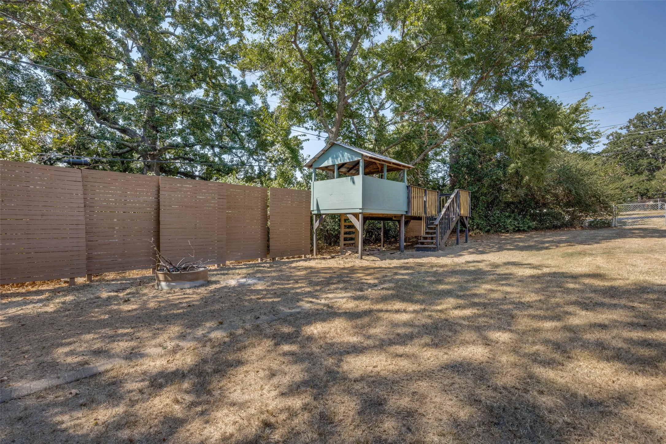 Single Family Residence For Sale in Grayson County , 1530 W Chestnut Street, Denison, Texas 75020, 2 Bedroom, 1 Bathroom, Garage spaces, 908 Sqft, built in 1940, mls#21365141, Real Estate Agent in Denison, Homes For Sale in Grayson county, Homes For Sale in Denison, Realtor in Denison Texas, Real Estate Brokerage Independent Realty Texas, Luminita Cordes Realtor