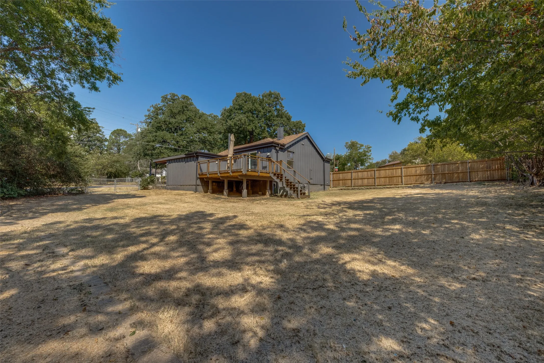 Single Family Residence For Sale in Grayson County , 1530 W Chestnut Street, Denison, Texas 75020, 2 Bedroom, 1 Bathroom, Garage spaces, 908 Sqft, built in 1940, mls#21365141, Real Estate Agent in Denison, Homes For Sale in Grayson county, Homes For Sale in Denison, Realtor in Denison Texas, Real Estate Brokerage Independent Realty Texas, Luminita Cordes Realtor