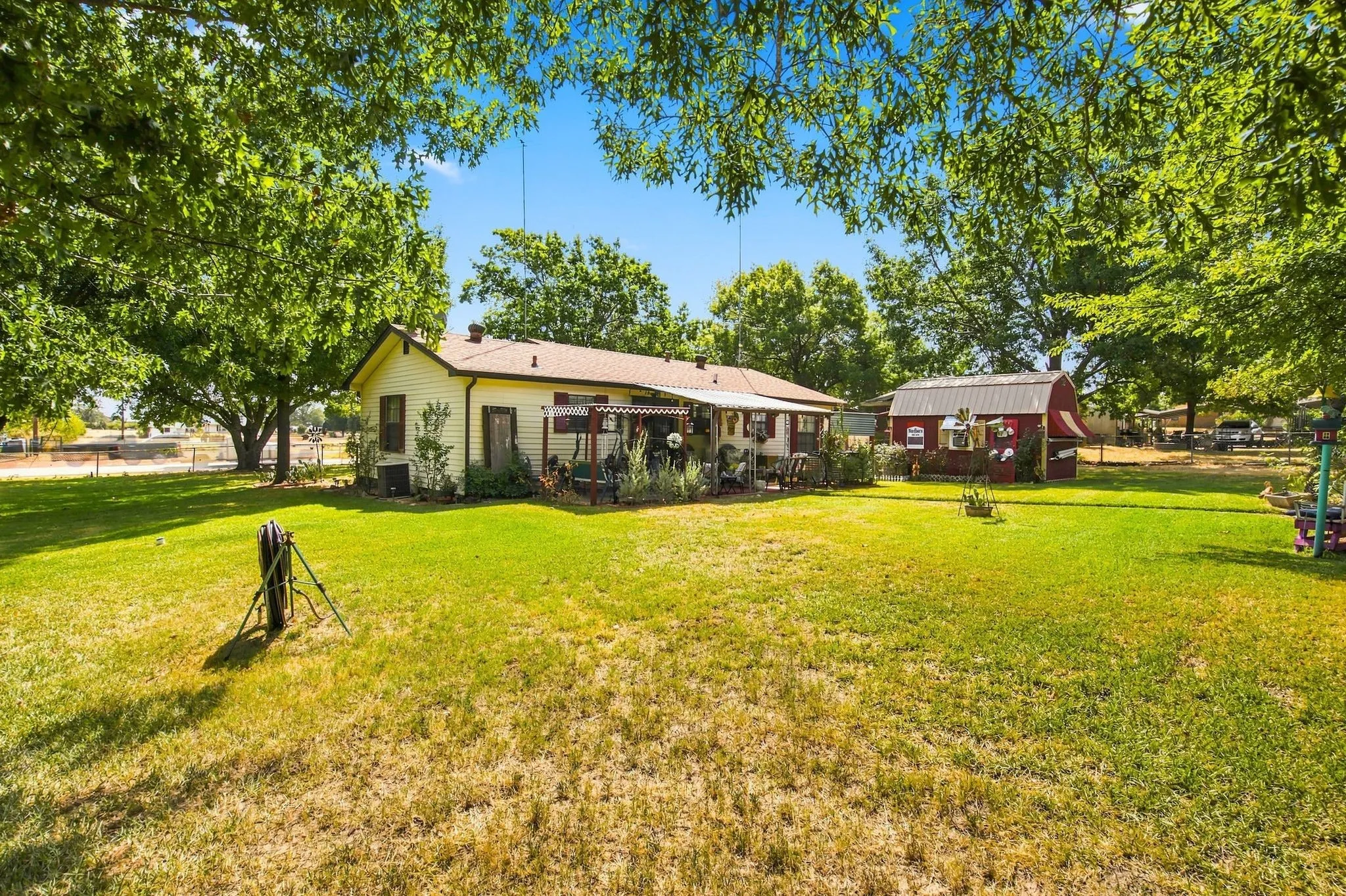 Single Family Residence For Sale in Montague County , 1561 Fm 1816, Bowie, Texas 76230, 3 Bedroom, 2 Bathroom, 1 Garage spaces, 1,232 Sqft, built in 1953, mls#21377176, Real Estate Agent in Bowie, Homes For Sale in Montague county, Homes For Sale in Bowie, Realtor in Bowie Texas, Real Estate Brokerage Independent Realty Texas, Luminita Cordes Realtor