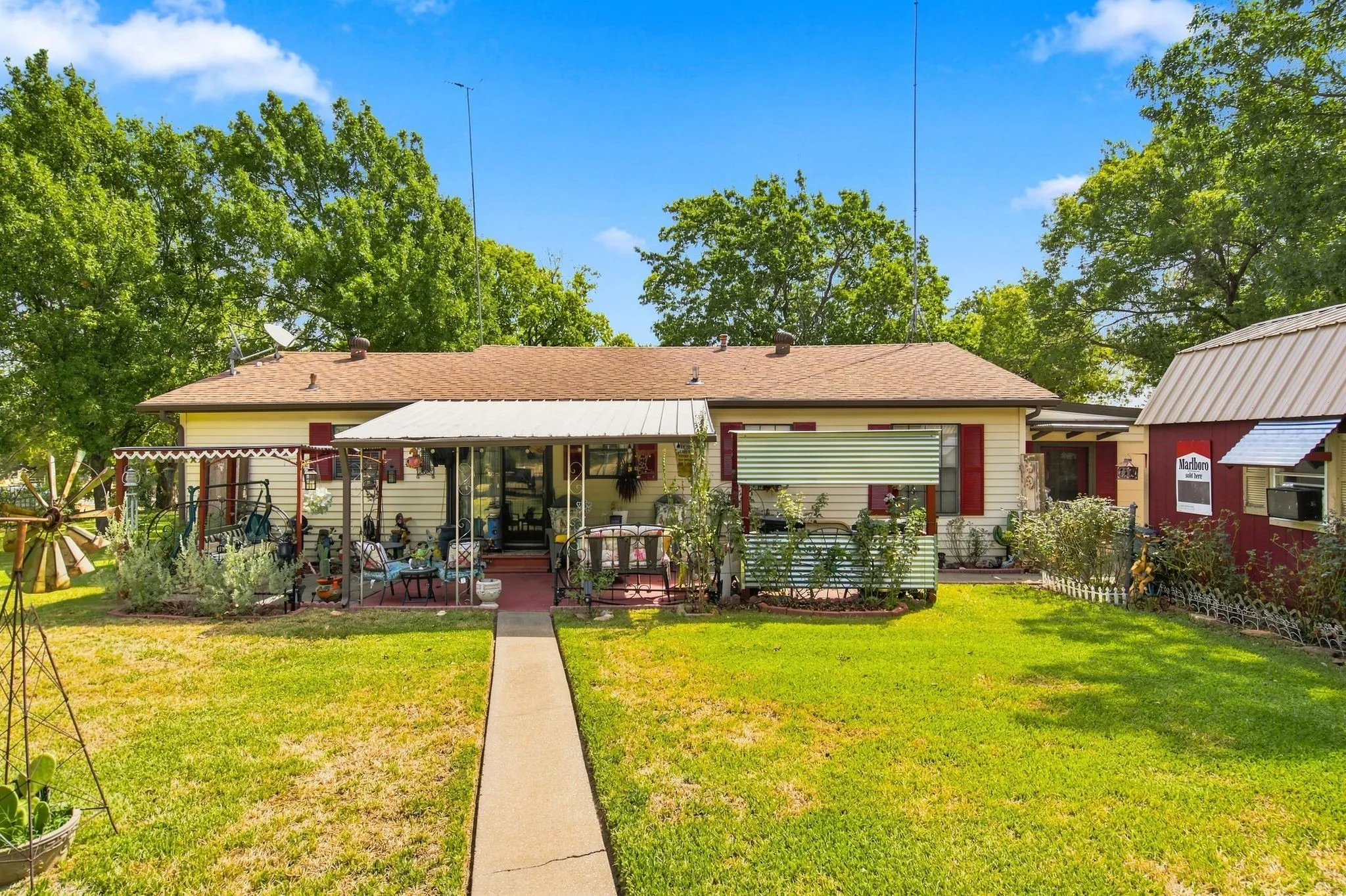 Single Family Residence For Sale in Montague County , 1561 Fm 1816, Bowie, Texas 76230, 3 Bedroom, 2 Bathroom, 1 Garage spaces, 1,232 Sqft, built in 1953, mls#21377176, Real Estate Agent in Bowie, Homes For Sale in Montague county, Homes For Sale in Bowie, Realtor in Bowie Texas, Real Estate Brokerage Independent Realty Texas, Luminita Cordes Realtor