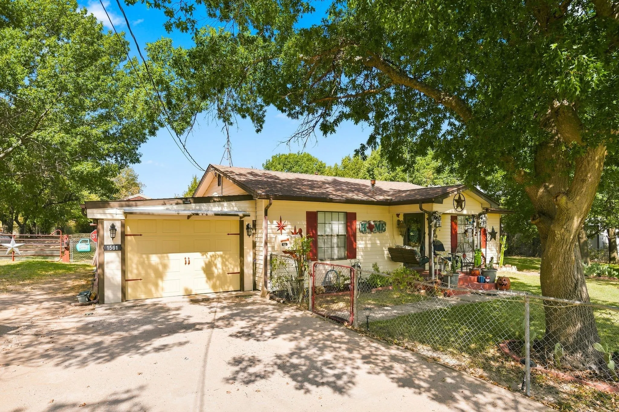 Single Family Residence For Sale in Montague County , 1561 Fm 1816, Bowie, Texas 76230, 3 Bedroom, 2 Bathroom, 1 Garage spaces, 1,232 Sqft, built in 1953, mls#21377176, Real Estate Agent in Bowie, Homes For Sale in Montague county, Homes For Sale in Bowie, Realtor in Bowie Texas, Real Estate Brokerage Independent Realty Texas, Luminita Cordes Realtor