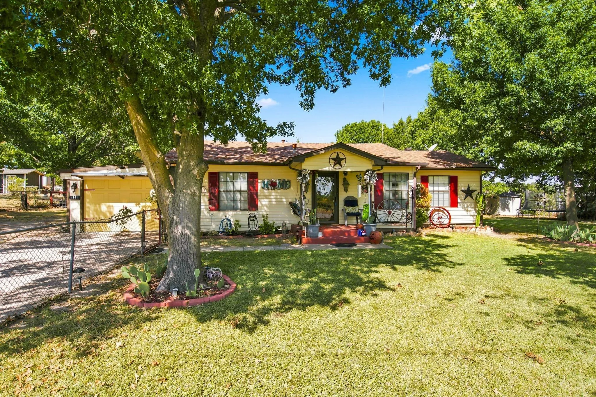 Single Family Residence For Sale in Montague County , 1561 Fm 1816, Bowie, Texas 76230, 3 Bedroom, 2 Bathroom, 1 Garage spaces, 1,232 Sqft, built in 1953, mls#21377176, Real Estate Agent in Bowie, Homes For Sale in Montague county, Homes For Sale in Bowie, Realtor in Bowie Texas, Real Estate Brokerage Independent Realty Texas, Luminita Cordes Realtor