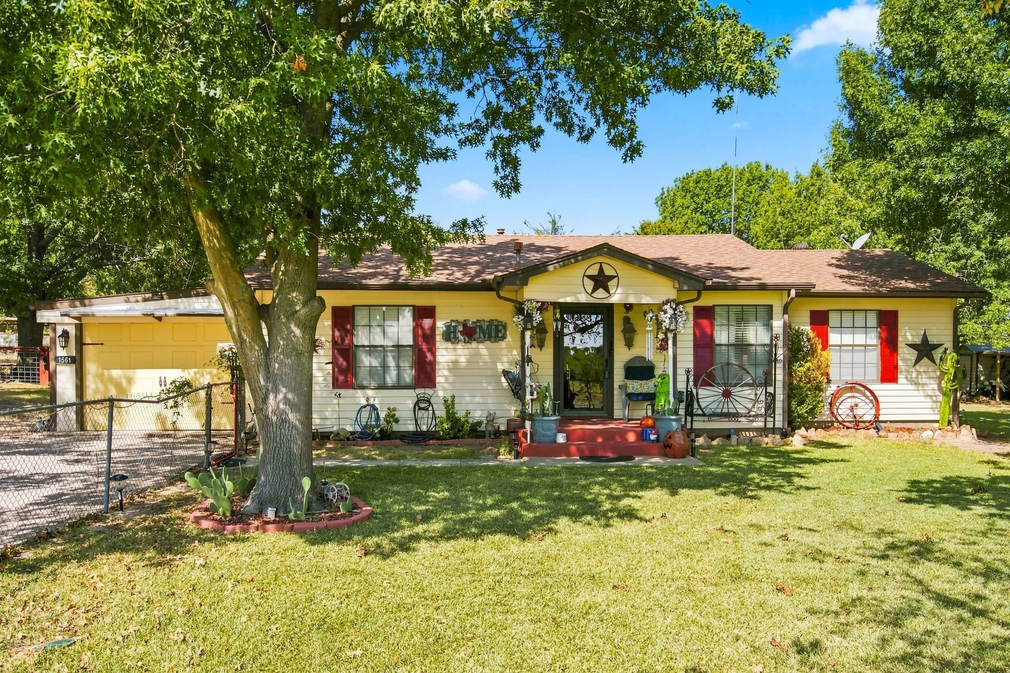 Single Family Residence For Sale in Montague County , 1561 Fm 1816, Bowie, Texas 76230, 3 Bedroom, 2 Bathroom, 1 Garage spaces, 1,232 Sqft, built in 1953, mls#21377176, Real Estate Agent in Bowie, Homes For Sale in Montague county, Homes For Sale in Bowie, Realtor in Bowie Texas, Real Estate Brokerage Independent Realty Texas, Luminita Cordes Realtor
