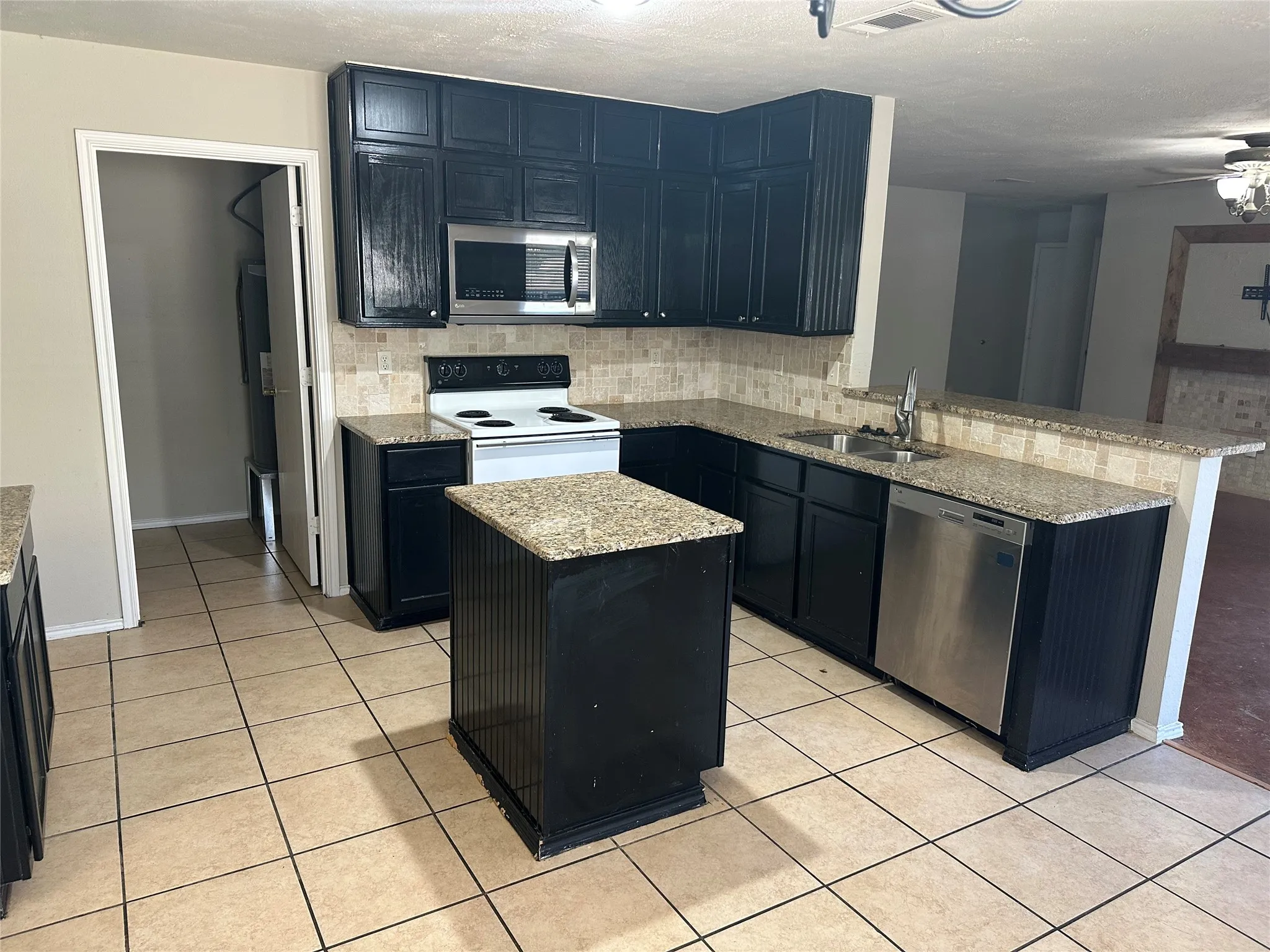 Single Family Residence For Rent in Tarrant County , 5500 Glenshee Drive, Fort Worth, Texas 76135, 3 Bedroom, 2 Bathroom, 2 Garage spaces, 1,462 Sqft, built in 2001, mls#21372220, Real Estate Agent in Fort Worth, Homes For Rent in Tarrant county, Homes For Rent in Fort Worth, Realtor in Fort Worth Texas, Real Estate Brokerage Independent Realty Texas, Luminita Cordes Realtor