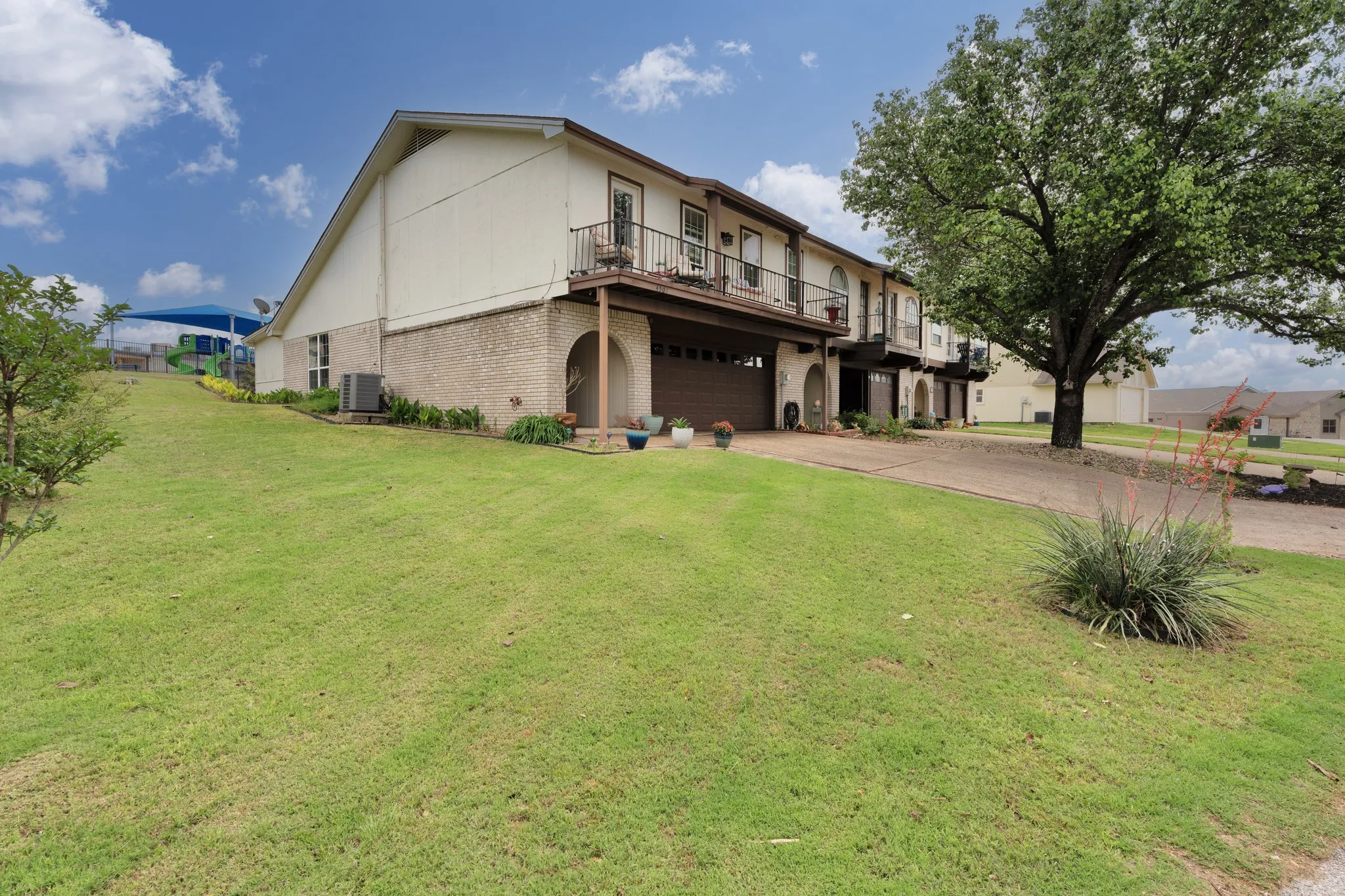 Townhouse For Rent in Hood County , 4507 Overlook Court, Granbury, Texas 76049, 2 Bedroom, 3 Bathroom, 2 Garage spaces, 1,530 Sqft, built in 1975, mls#21376221, Real Estate Agent in Granbury, Homes For Rent in Hood county, Homes For Rent in Granbury, Realtor in Granbury Texas, Real Estate Brokerage Independent Realty Texas, Luminita Cordes Realtor