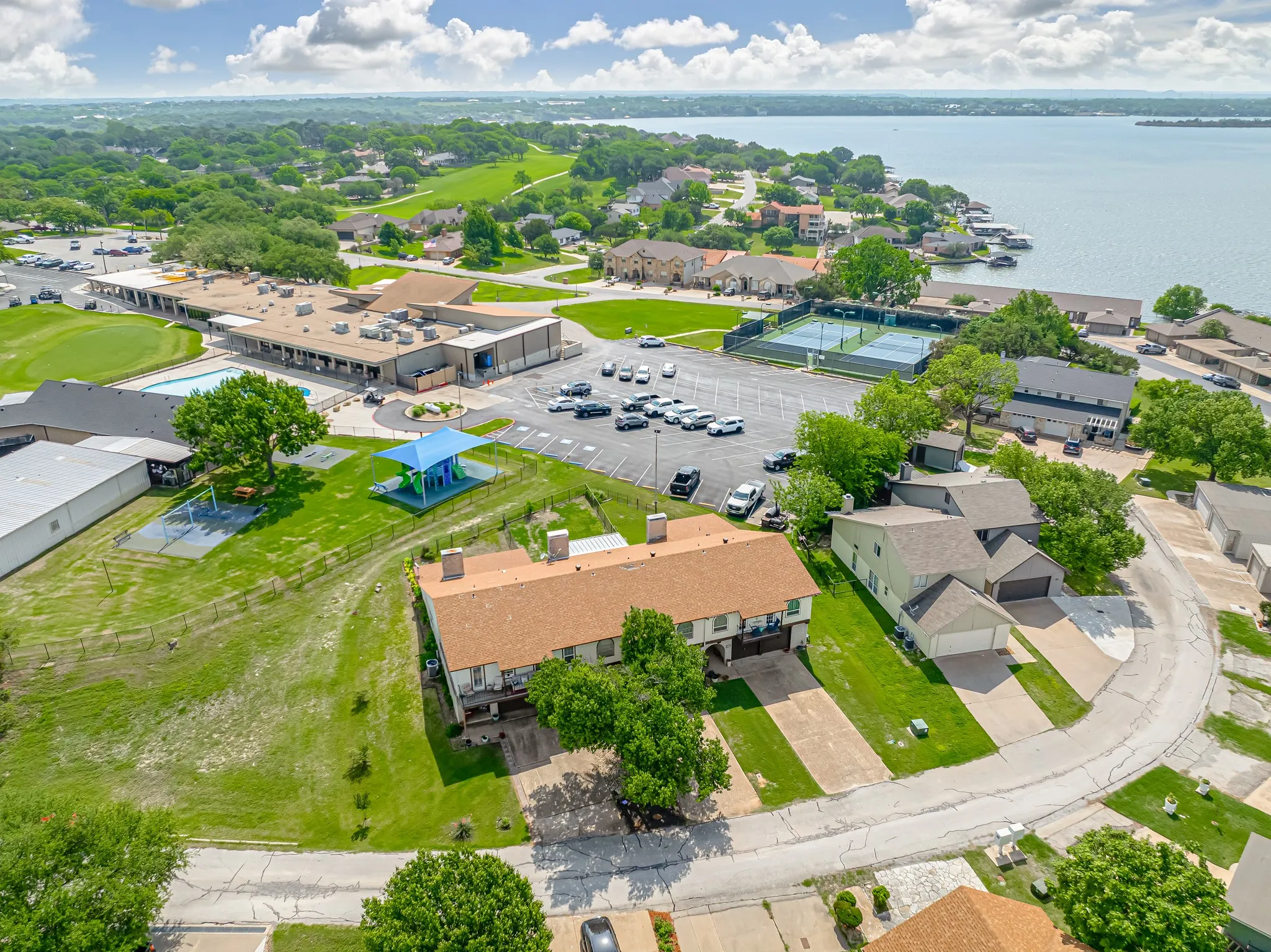 Townhouse For Rent in Hood County , 4507 Overlook Court, Granbury, Texas 76049, 2 Bedroom, 3 Bathroom, 2 Garage spaces, 1,530 Sqft, built in 1975, mls#21376221, Real Estate Agent in Granbury, Homes For Rent in Hood county, Homes For Rent in Granbury, Realtor in Granbury Texas, Real Estate Brokerage Independent Realty Texas, Luminita Cordes Realtor