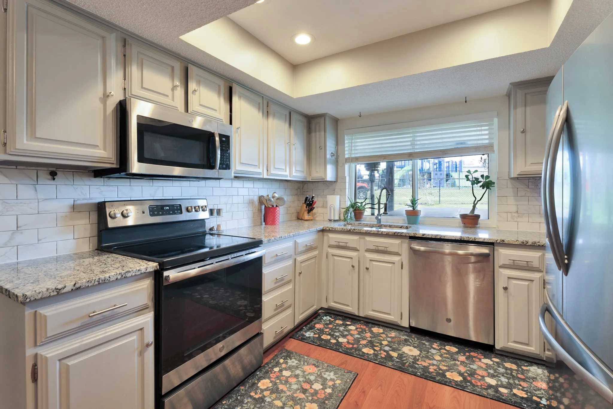 Townhouse For Rent in Hood County , 4507 Overlook Court, Granbury, Texas 76049, 2 Bedroom, 3 Bathroom, 2 Garage spaces, 1,530 Sqft, built in 1975, mls#21376221, Real Estate Agent in Granbury, Homes For Rent in Hood county, Homes For Rent in Granbury, Realtor in Granbury Texas, Real Estate Brokerage Independent Realty Texas, Luminita Cordes Realtor