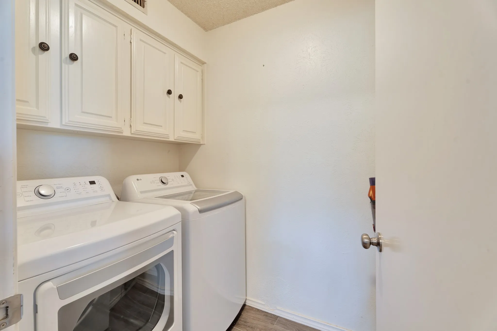 Townhouse For Rent in Hood County , 4507 Overlook Court, Granbury, Texas 76049, 2 Bedroom, 3 Bathroom, 2 Garage spaces, 1,530 Sqft, built in 1975, mls#21376221, Real Estate Agent in Granbury, Homes For Rent in Hood county, Homes For Rent in Granbury, Realtor in Granbury Texas, Real Estate Brokerage Independent Realty Texas, Luminita Cordes Realtor
