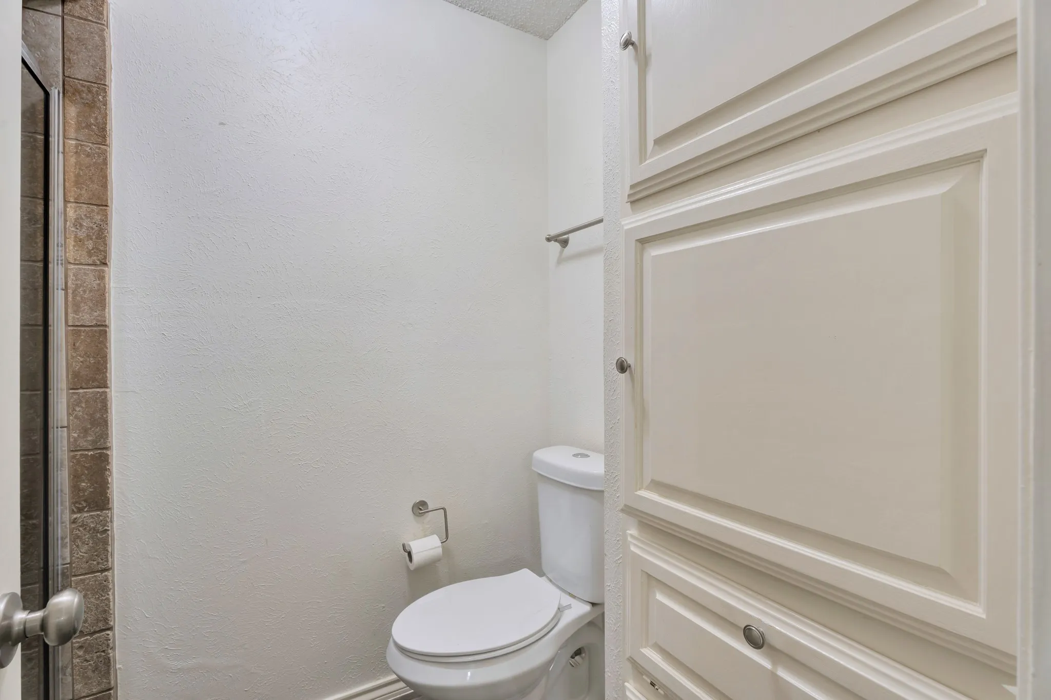 Townhouse For Rent in Hood County , 4507 Overlook Court, Granbury, Texas 76049, 2 Bedroom, 3 Bathroom, 2 Garage spaces, 1,530 Sqft, built in 1975, mls#21376221, Real Estate Agent in Granbury, Homes For Rent in Hood county, Homes For Rent in Granbury, Realtor in Granbury Texas, Real Estate Brokerage Independent Realty Texas, Luminita Cordes Realtor