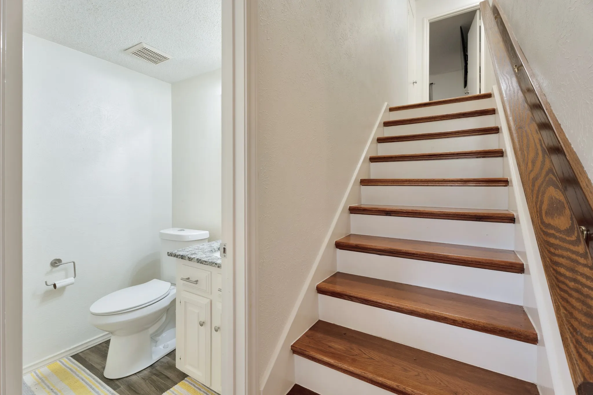 Townhouse For Rent in Hood County , 4507 Overlook Court, Granbury, Texas 76049, 2 Bedroom, 3 Bathroom, 2 Garage spaces, 1,530 Sqft, built in 1975, mls#21376221, Real Estate Agent in Granbury, Homes For Rent in Hood county, Homes For Rent in Granbury, Realtor in Granbury Texas, Real Estate Brokerage Independent Realty Texas, Luminita Cordes Realtor