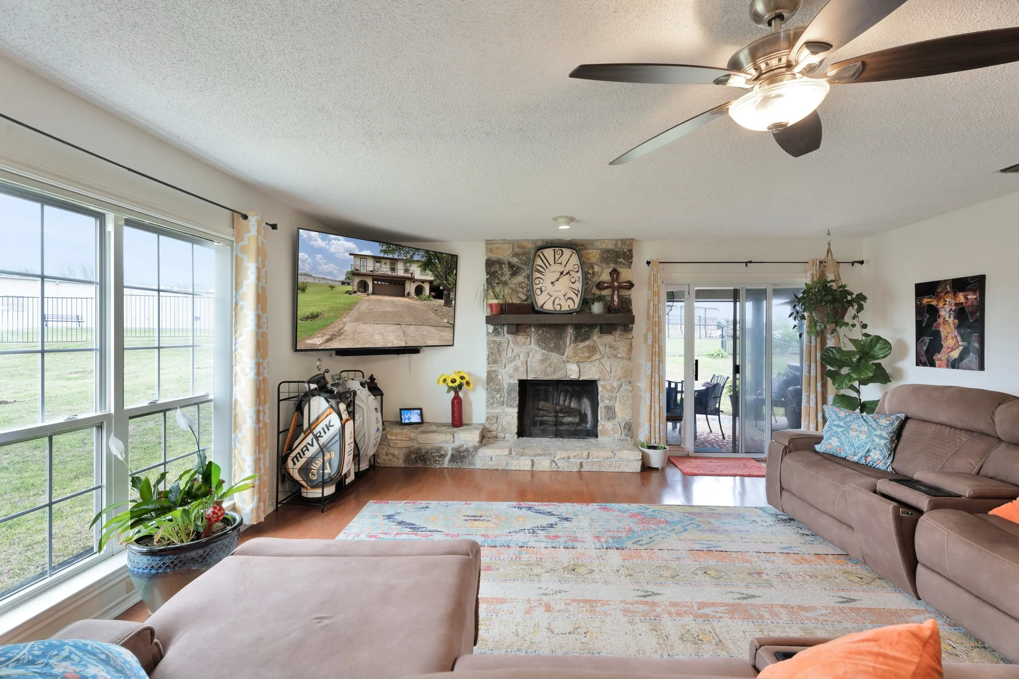 Townhouse For Rent in Hood County , 4507 Overlook Court, Granbury, Texas 76049, 2 Bedroom, 3 Bathroom, 2 Garage spaces, 1,530 Sqft, built in 1975, mls#21376221, Real Estate Agent in Granbury, Homes For Rent in Hood county, Homes For Rent in Granbury, Realtor in Granbury Texas, Real Estate Brokerage Independent Realty Texas, Luminita Cordes Realtor