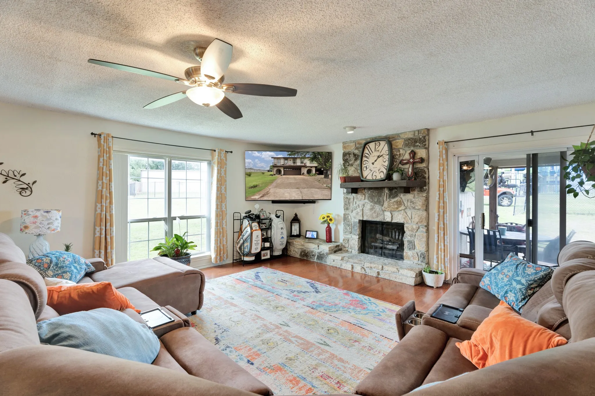 Townhouse For Rent in Hood County , 4507 Overlook Court, Granbury, Texas 76049, 2 Bedroom, 3 Bathroom, 2 Garage spaces, 1,530 Sqft, built in 1975, mls#21376221, Real Estate Agent in Granbury, Homes For Rent in Hood county, Homes For Rent in Granbury, Realtor in Granbury Texas, Real Estate Brokerage Independent Realty Texas, Luminita Cordes Realtor