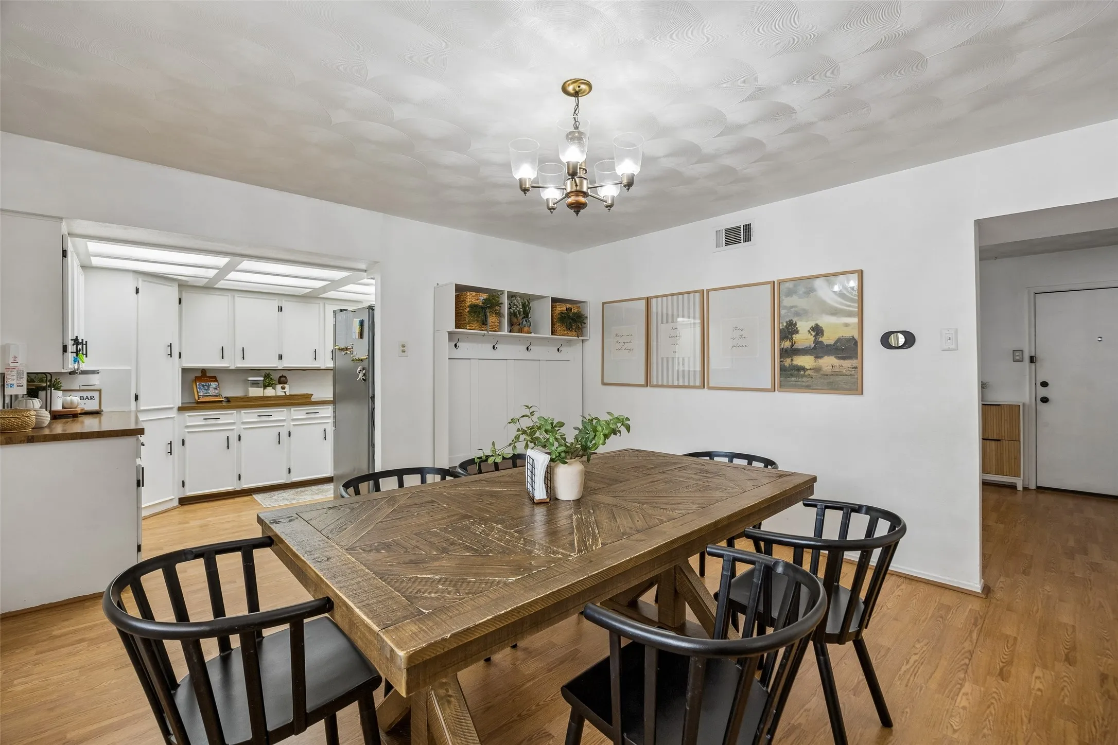 Single Family Residence For Sale in Dallas County , 213 Harrington Circle, Duncanville, Texas 75116, 4 Bedroom, 3 Bathroom, 2 Garage spaces, 2,132 Sqft, built in 1963, mls#21373538, Real Estate Agent in Duncanville, Homes For Sale in Dallas county, Homes For Sale in Duncanville, Realtor in Duncanville Texas, Real Estate Brokerage Independent Realty Texas, Luminita Cordes Realtor