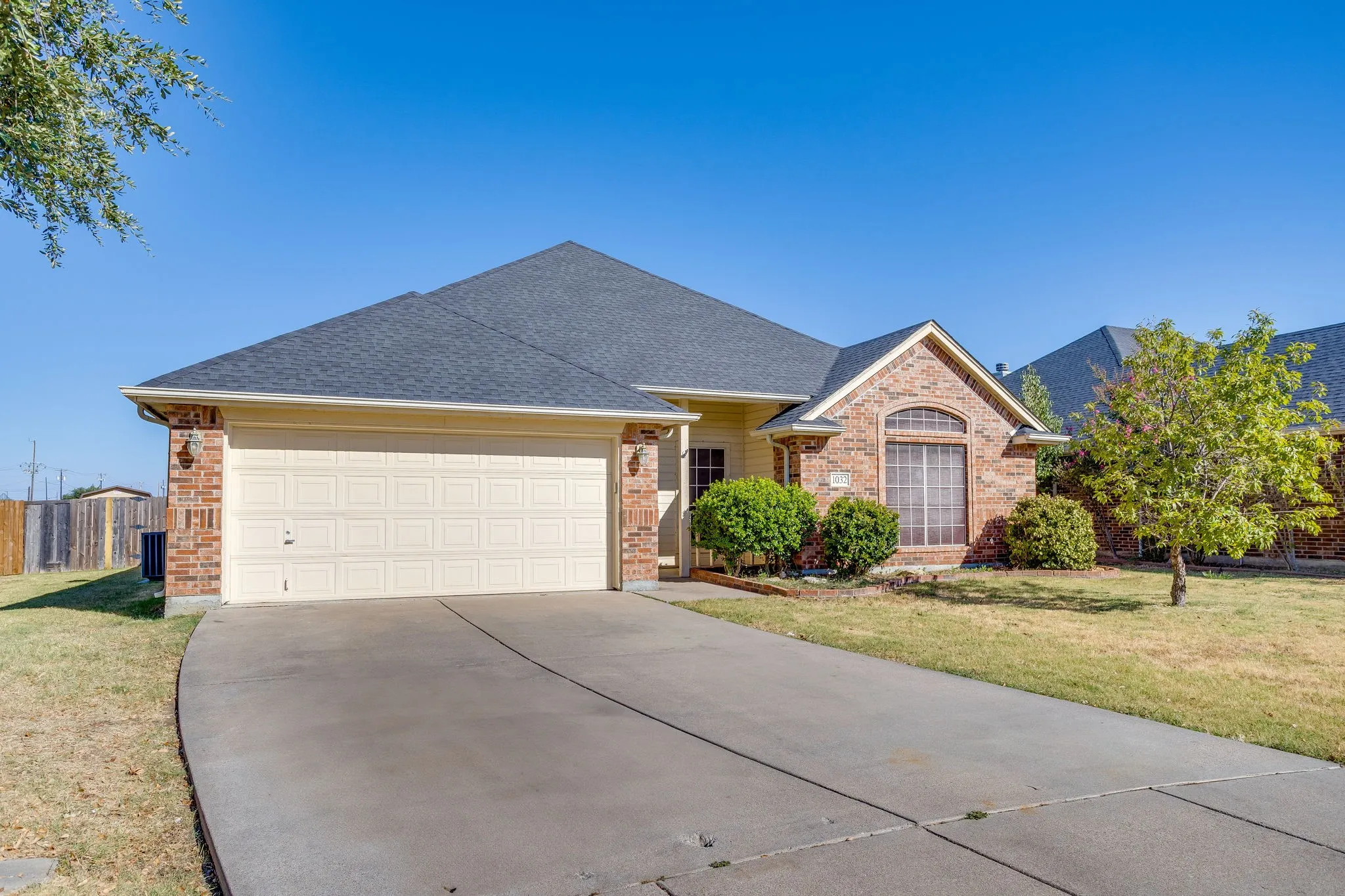 Single Family Residence For Sale in Johnson County , 1032 Kingfish Drive, Burleson, Texas 76028, 4 Bedroom, 2 Bathroom, 2 Garage spaces, 1,761 Sqft, built in 2005, mls#21307269, Real Estate Agent in Burleson, Homes For Sale in Johnson county, Homes For Sale in Burleson, Realtor in Burleson Texas, Real Estate Brokerage Independent Realty Texas, Luminita Cordes Realtor