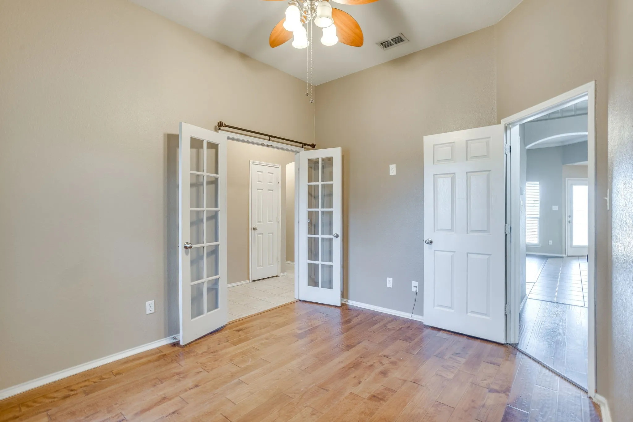 Single Family Residence For Sale in Johnson County , 1032 Kingfish Drive, Burleson, Texas 76028, 4 Bedroom, 2 Bathroom, 2 Garage spaces, 1,761 Sqft, built in 2005, mls#21307269, Real Estate Agent in Burleson, Homes For Sale in Johnson county, Homes For Sale in Burleson, Realtor in Burleson Texas, Real Estate Brokerage Independent Realty Texas, Luminita Cordes Realtor