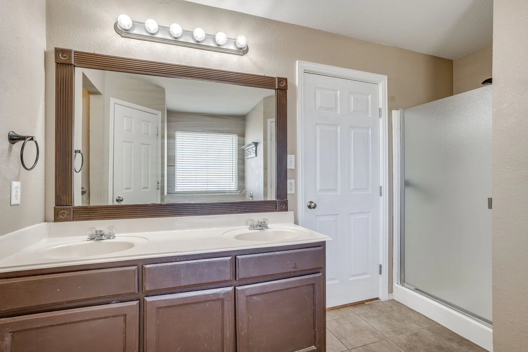 Single Family Residence For Sale in Johnson County , 1032 Kingfish Drive, Burleson, Texas 76028, 4 Bedroom, 2 Bathroom, 2 Garage spaces, 1,761 Sqft, built in 2005, mls#21307269, Real Estate Agent in Burleson, Homes For Sale in Johnson county, Homes For Sale in Burleson, Realtor in Burleson Texas, Real Estate Brokerage Independent Realty Texas, Luminita Cordes Realtor